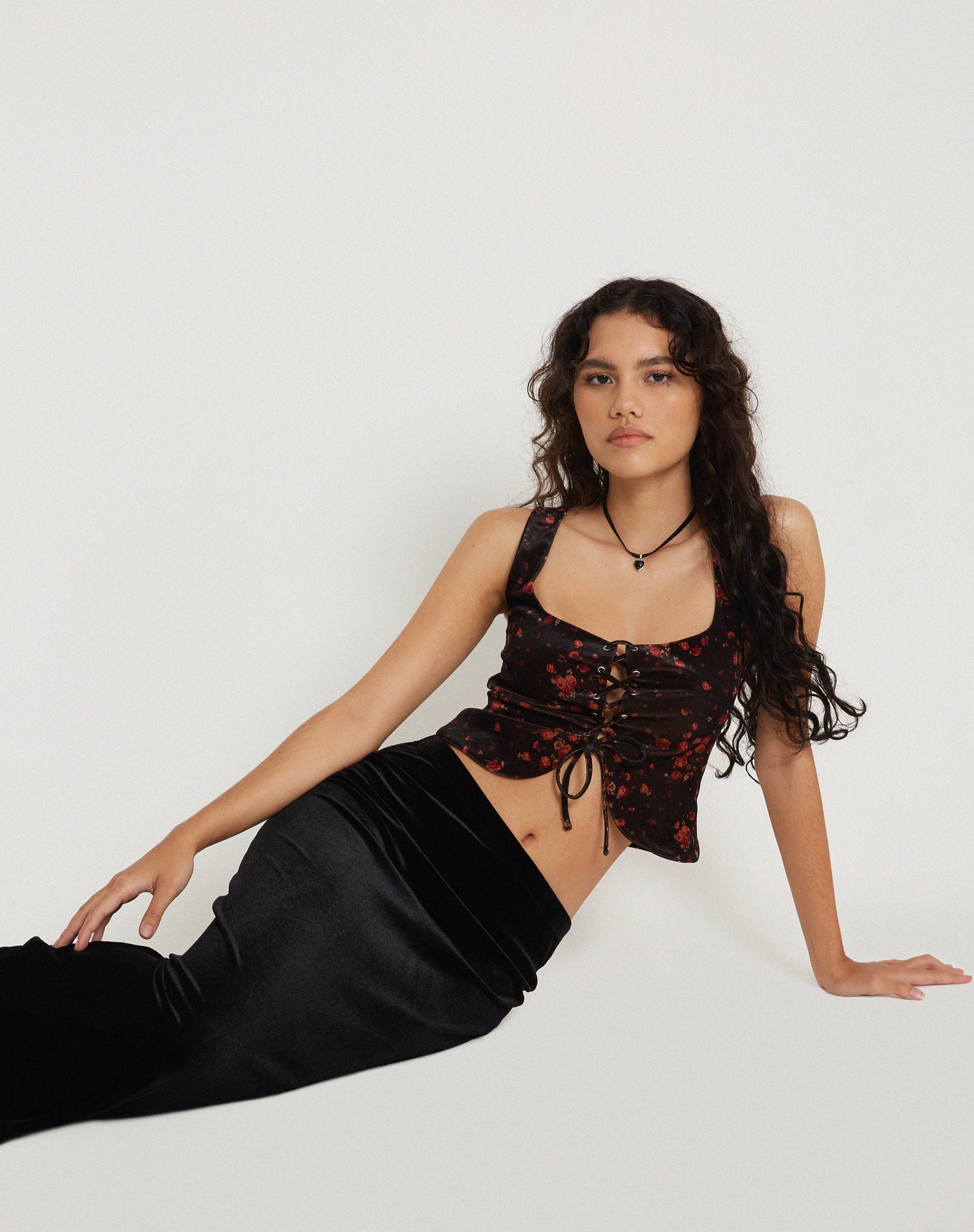 Imagen de Taula Cropped Corset Top en terciopelo de racimo de rosas
