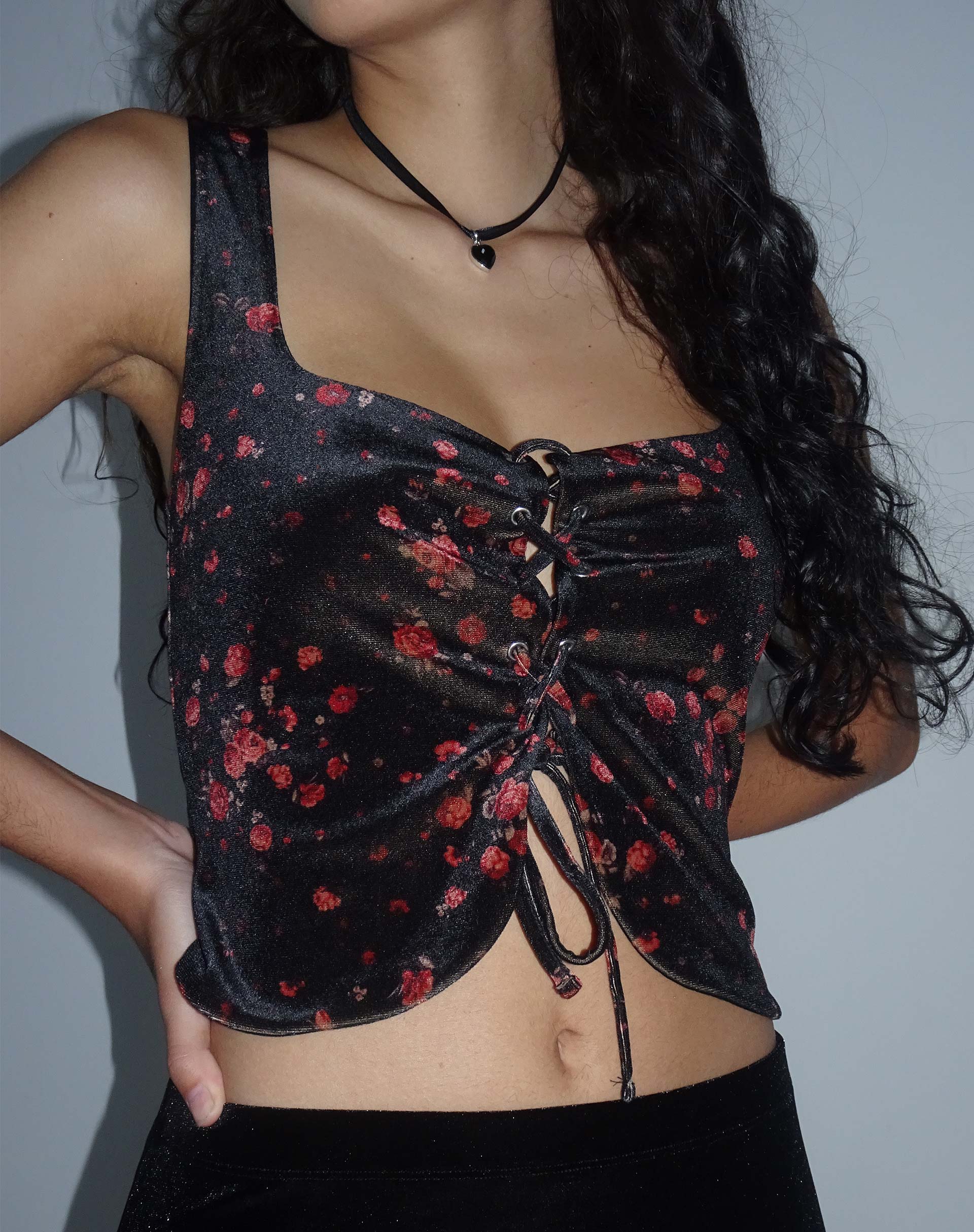 Imagen de Taula Cropped Corset Top en terciopelo de racimo de rosas