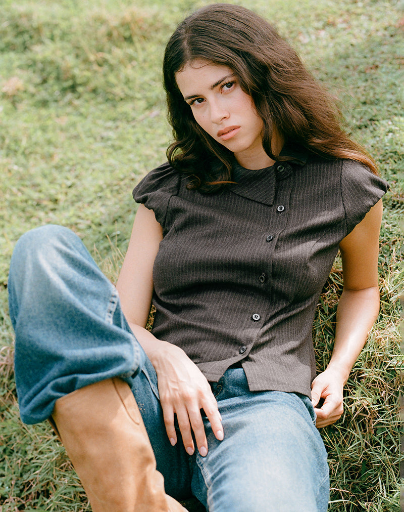 Camisa asimétrica Telese en gris oscuro a rayas finas