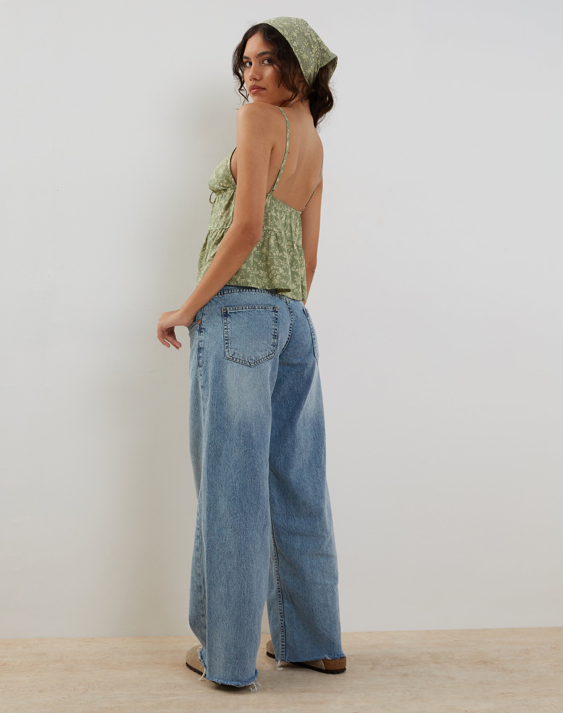 Imagen de Tezza Tie Front Cami Top in Ditsy Floral Green