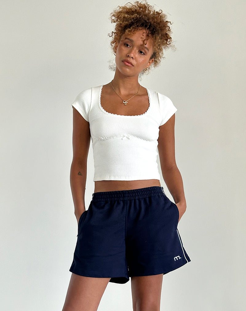 Pantalón Corto Thera en Azul Marino con Ribete Blanco y Emblema M
