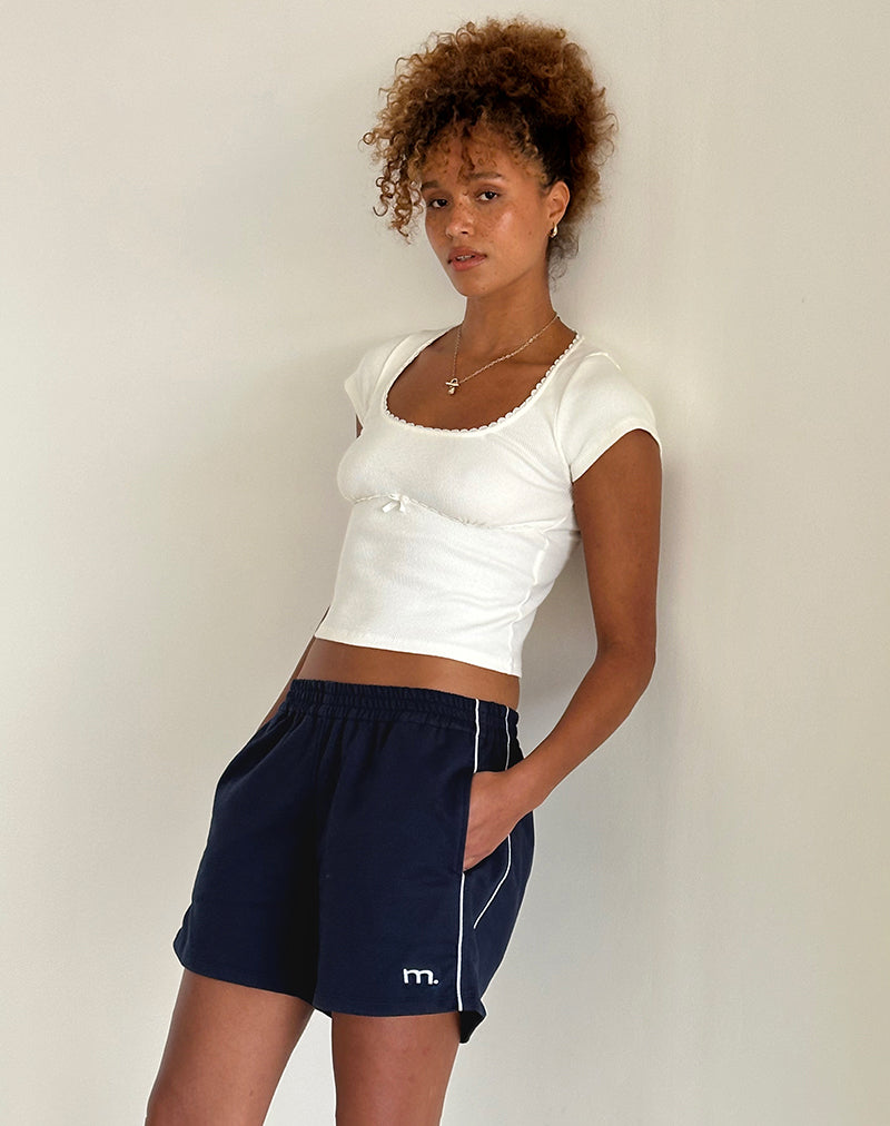Imagen de Thera Short en azul marino con ribetes blancos con M Emb