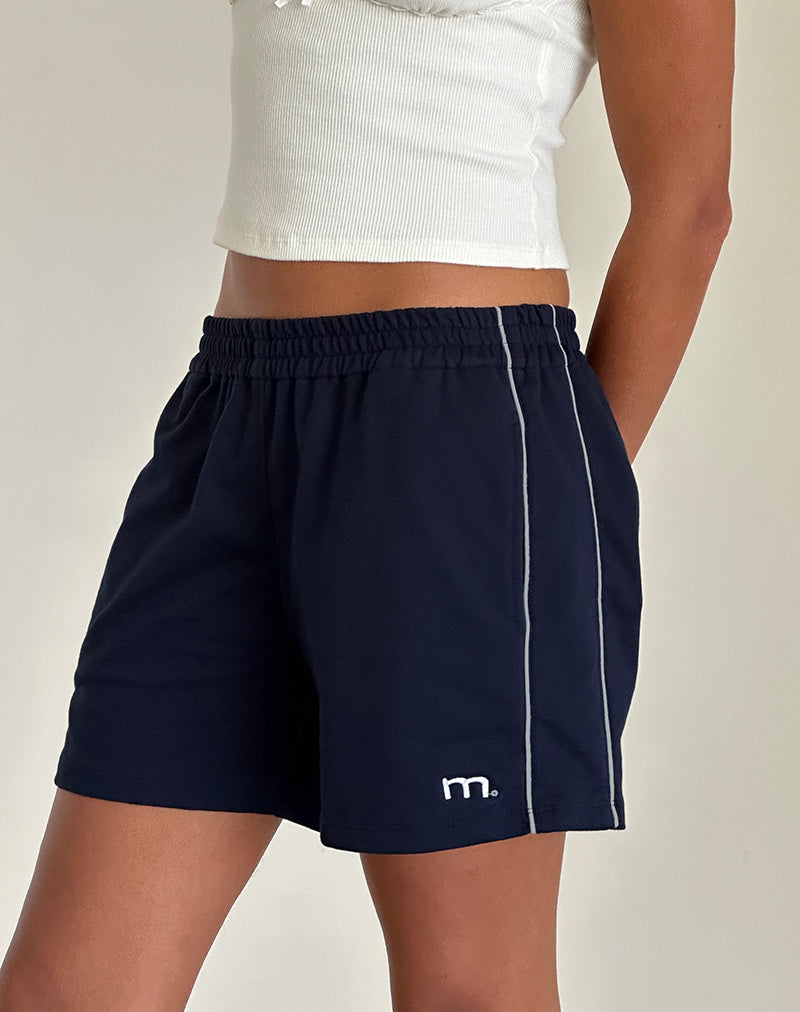 Pantalón Corto Thera en Azul Marino con Ribete Blanco y Emblema M