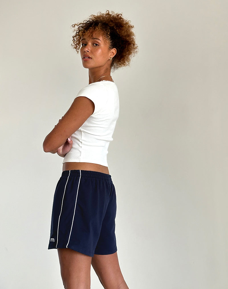Imagen de Thera Short en azul marino con ribetes blancos con M Emb