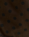 Marrón con estampado de lunares negros