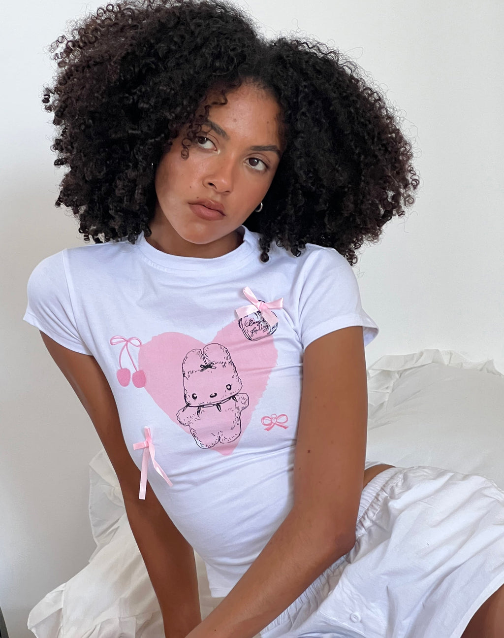 Tiona Cropped Tee en blanco con estampado y bordado Love Bunny