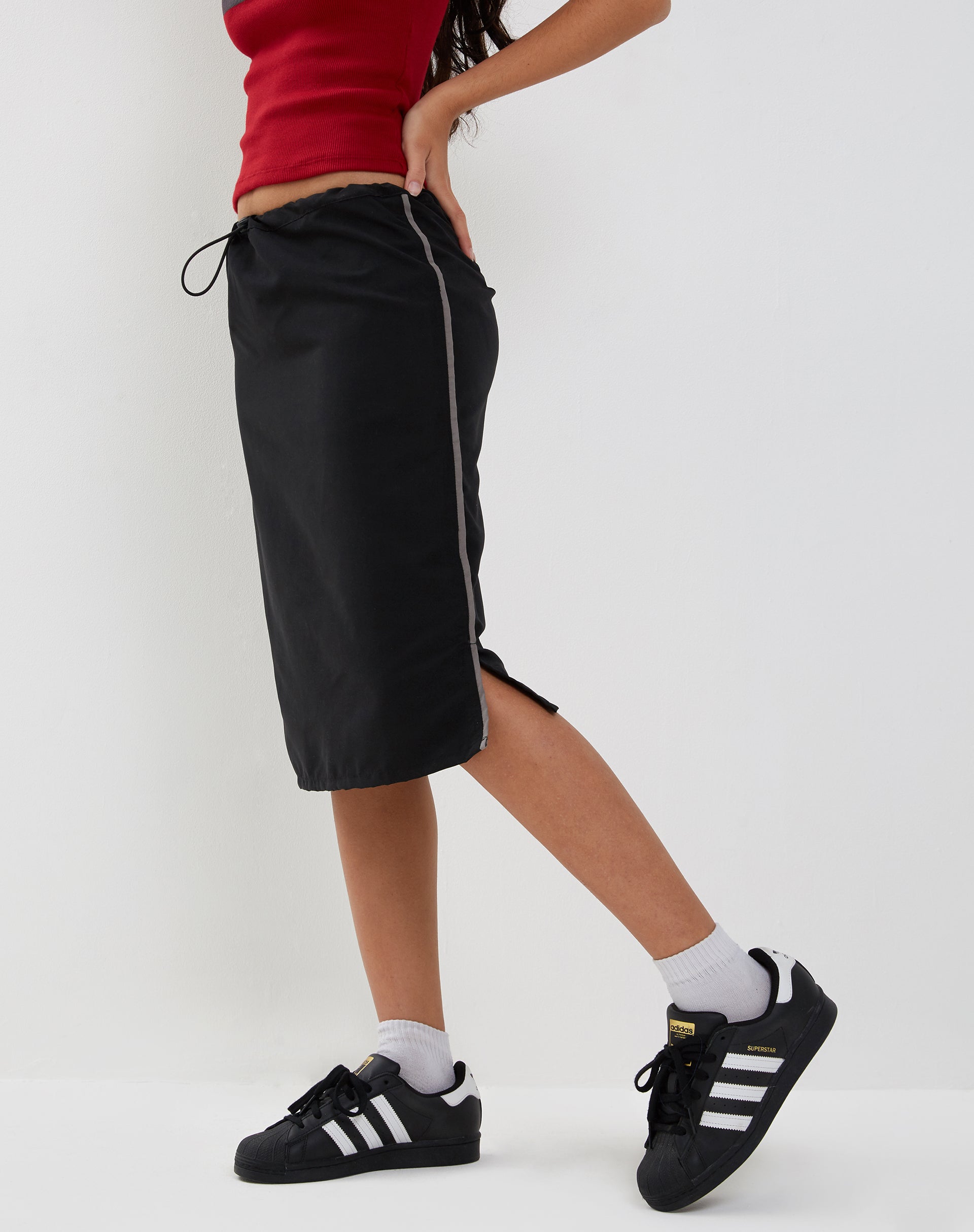 Imagen de Ashlyn Cargo Midi Skirt en negro con rayas blancas