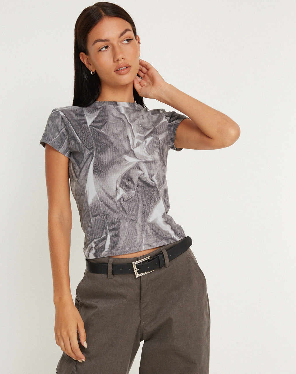 Tiona Cropped Tee en gris con pliegues distópicos