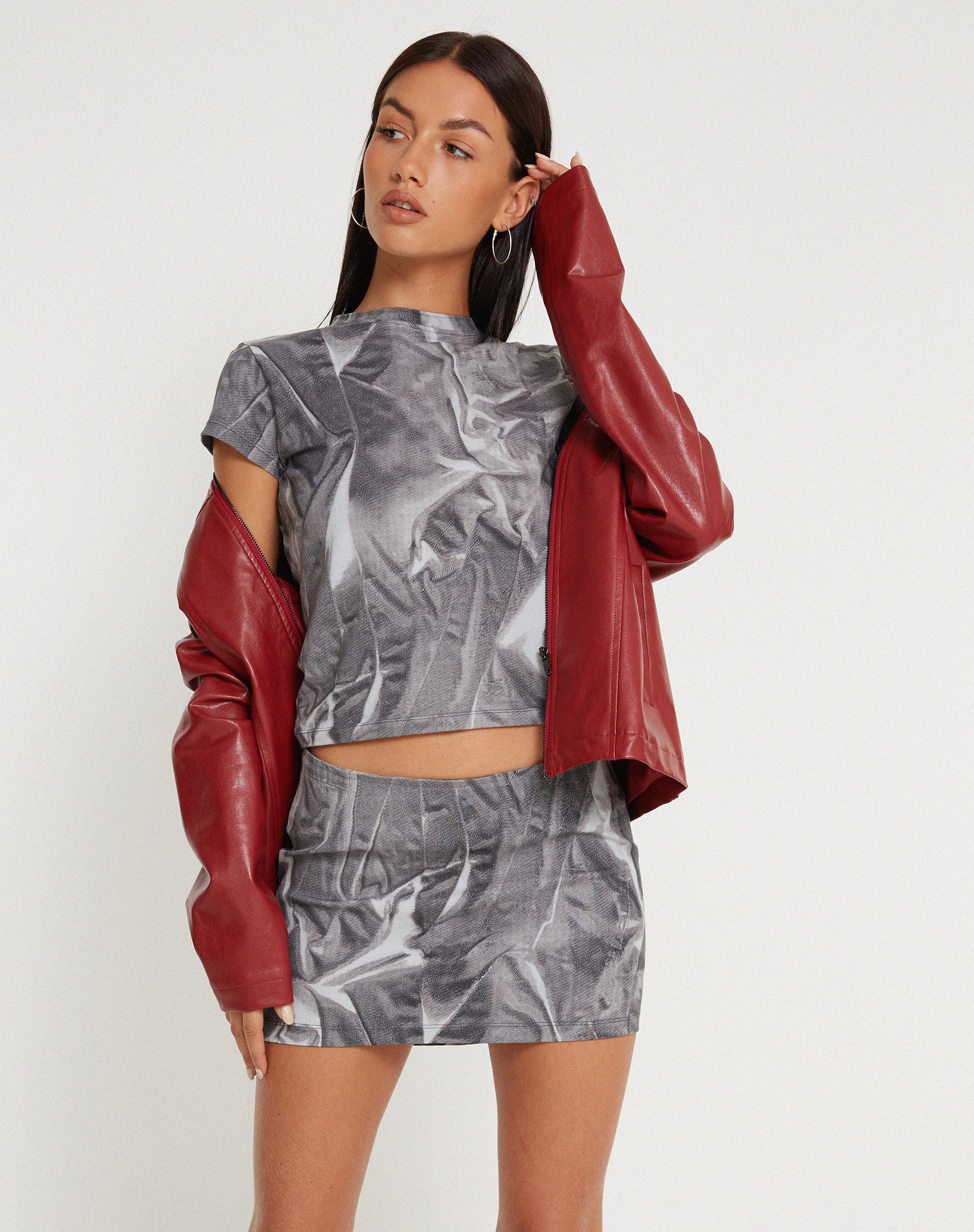 imagen de Tiona Cropped Tee en Dystopian Crease Grey