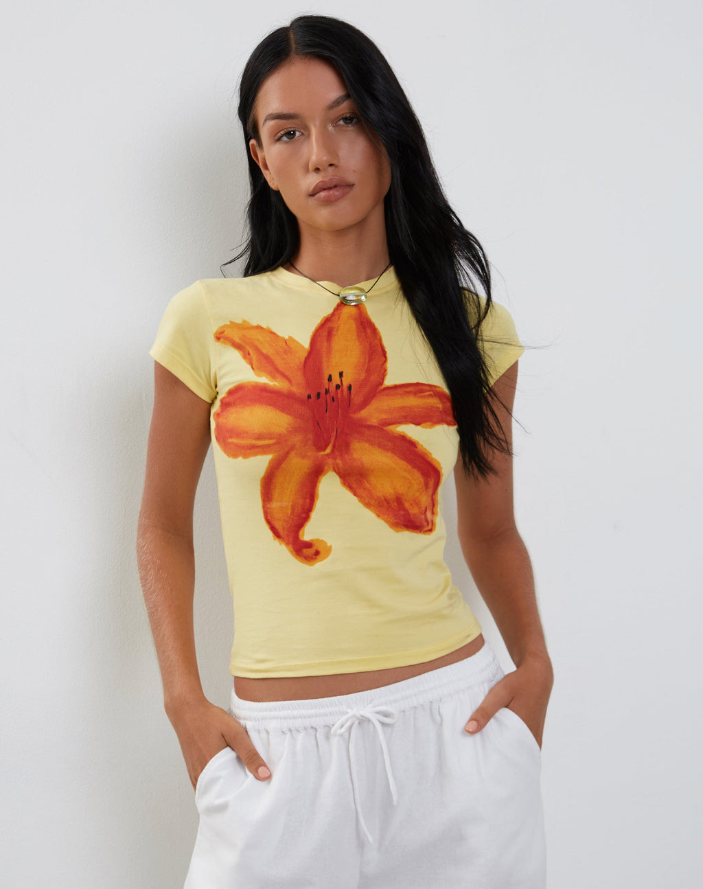 Tiona Baby Tee en limonada con estampado de flores de verano