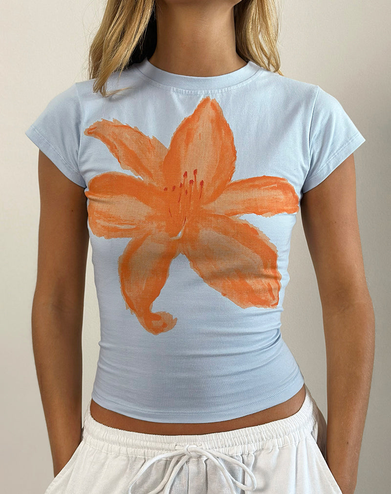 Camiseta Tiona en azul con flor pintada en naranja