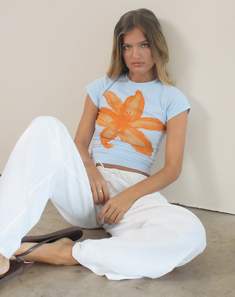 Imagen de Tiona Tee en azul con flor pintada en naranja