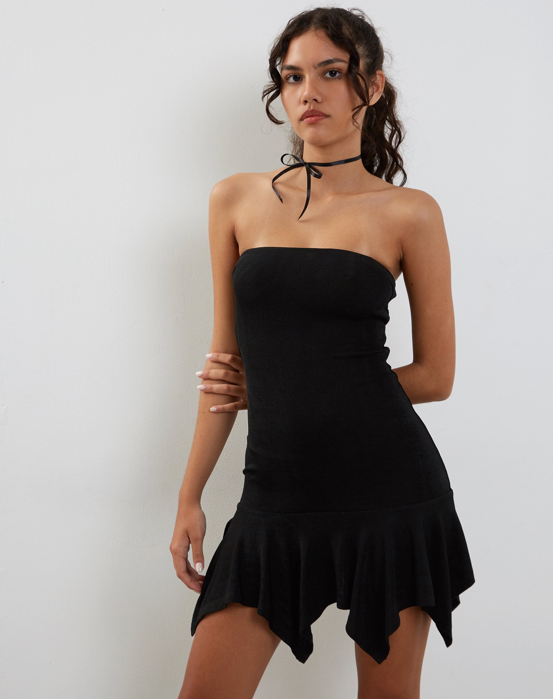 Imagen del minivestido Towina Bandeau Slinky en negro