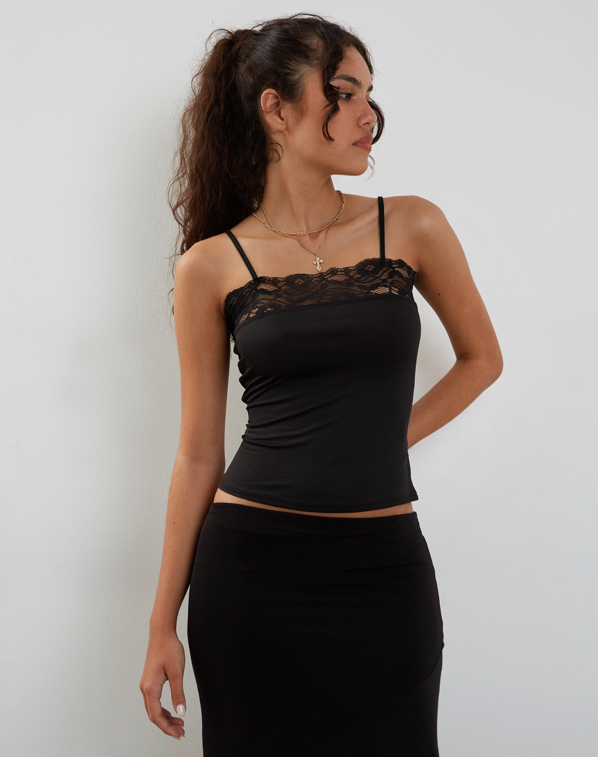 Imagen de Tucci Vest Top en Slinky Lace Negro