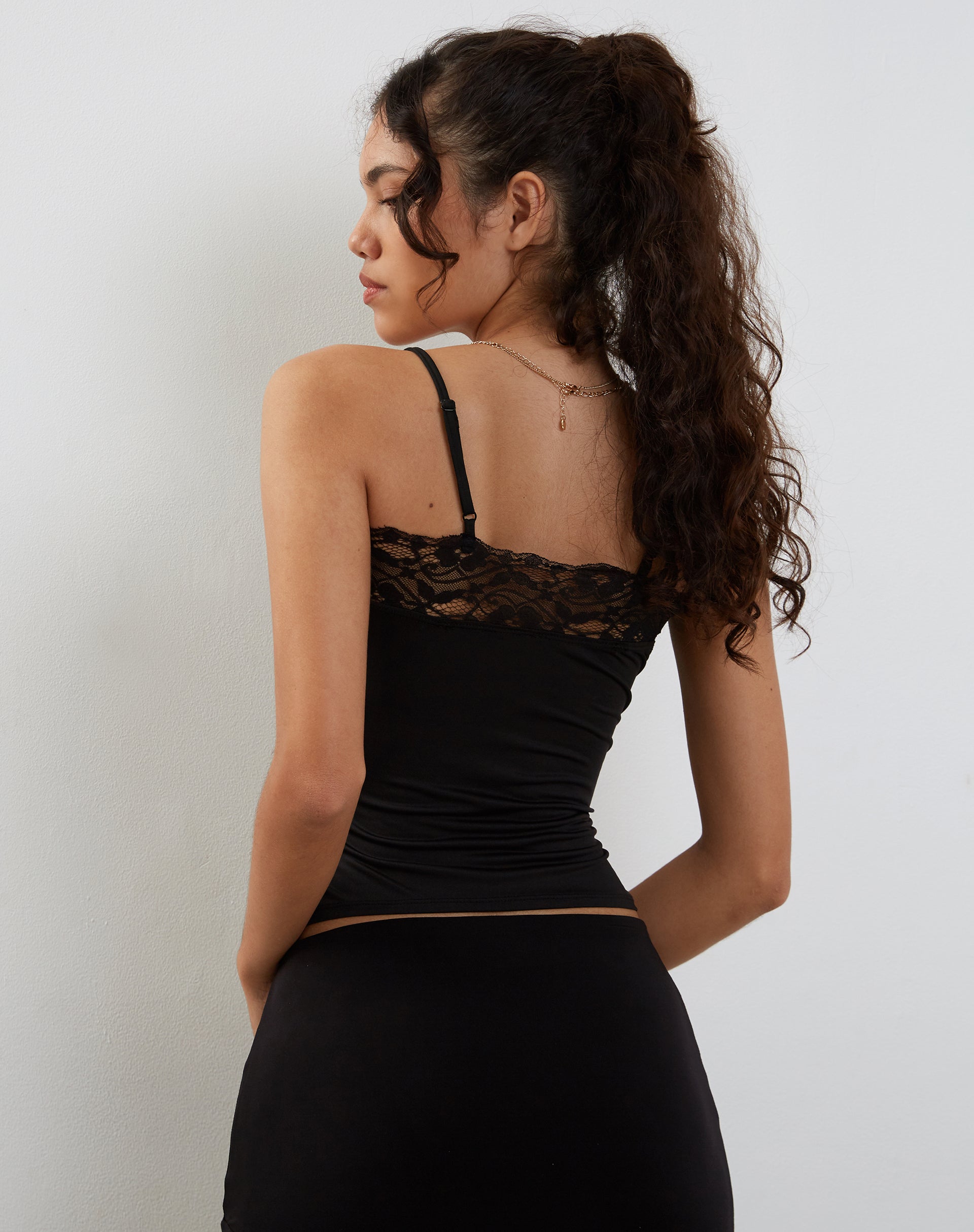 Imagen de Tucci Vest Top en Slinky Lace Negro