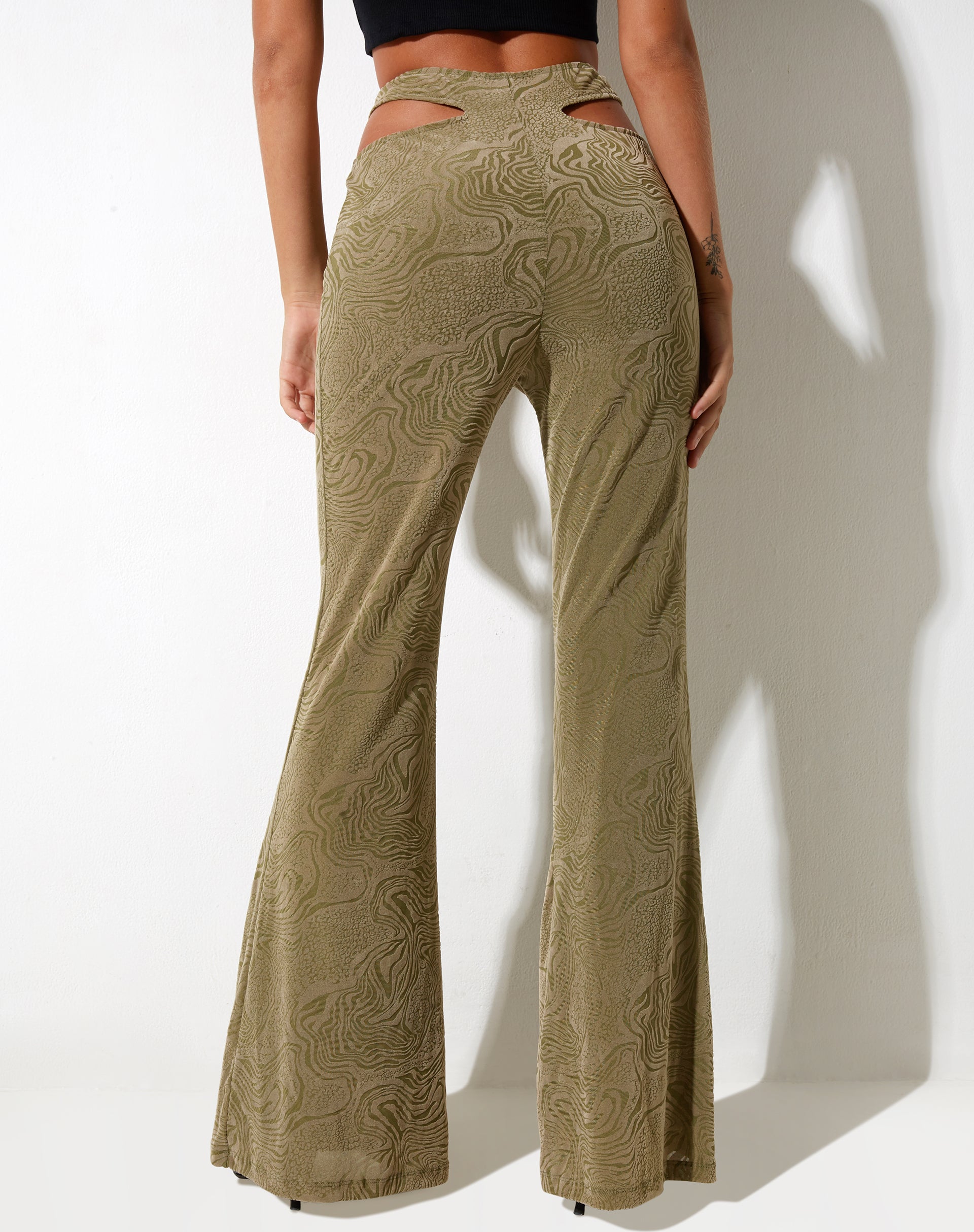 IMAGEN DE Pantalón Flare en mezcla de animales Flock Oliva