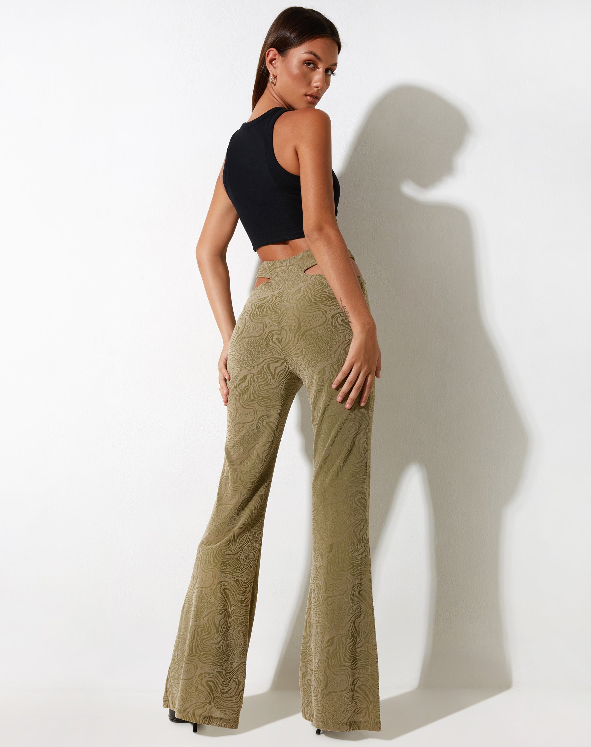 IMAGEN DE Pantalón Flare en mezcla de animales Flock Oliva