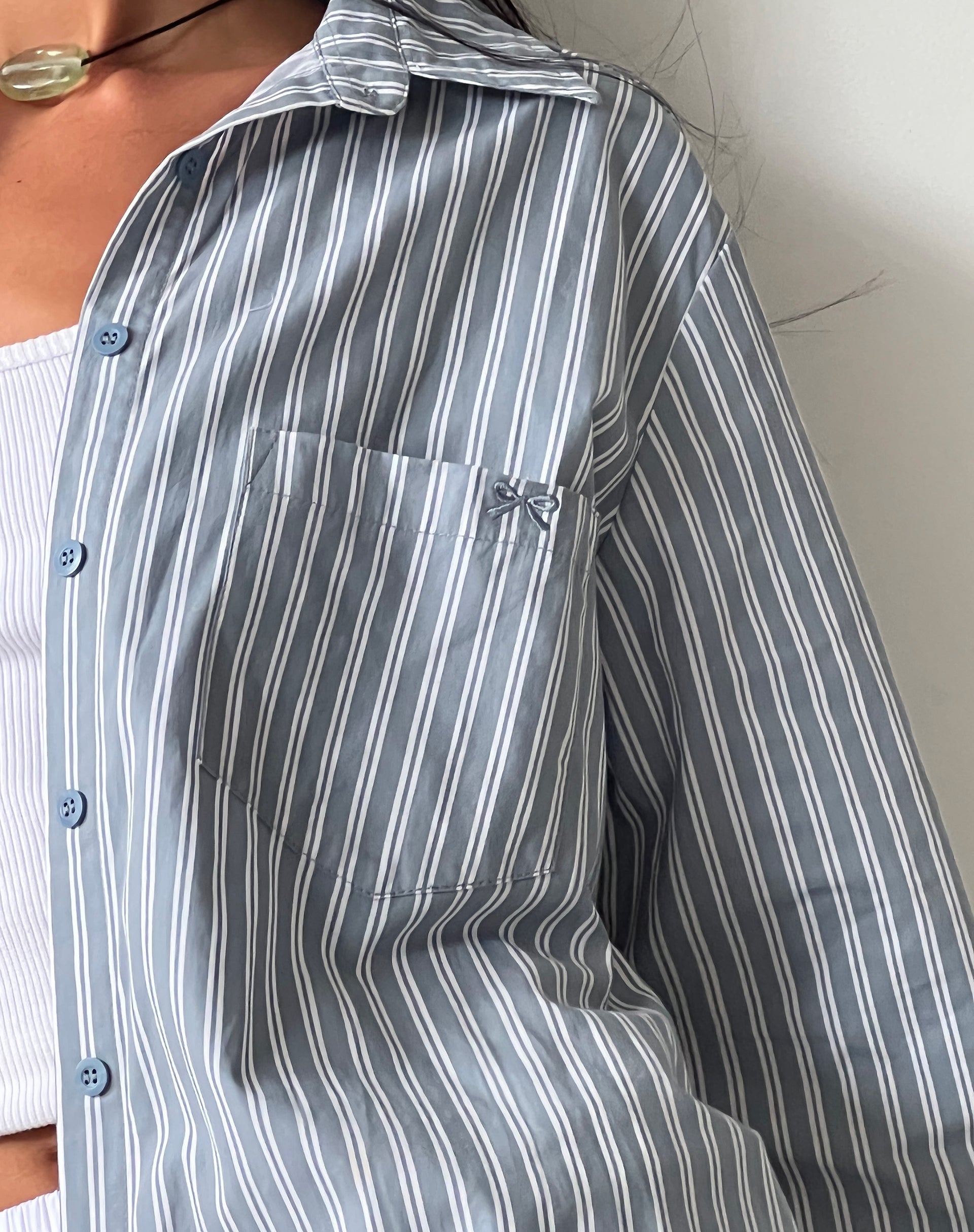 Image of MOTEL X JACQUIE Camisa Turner a rayas gris y blanca con bordado M