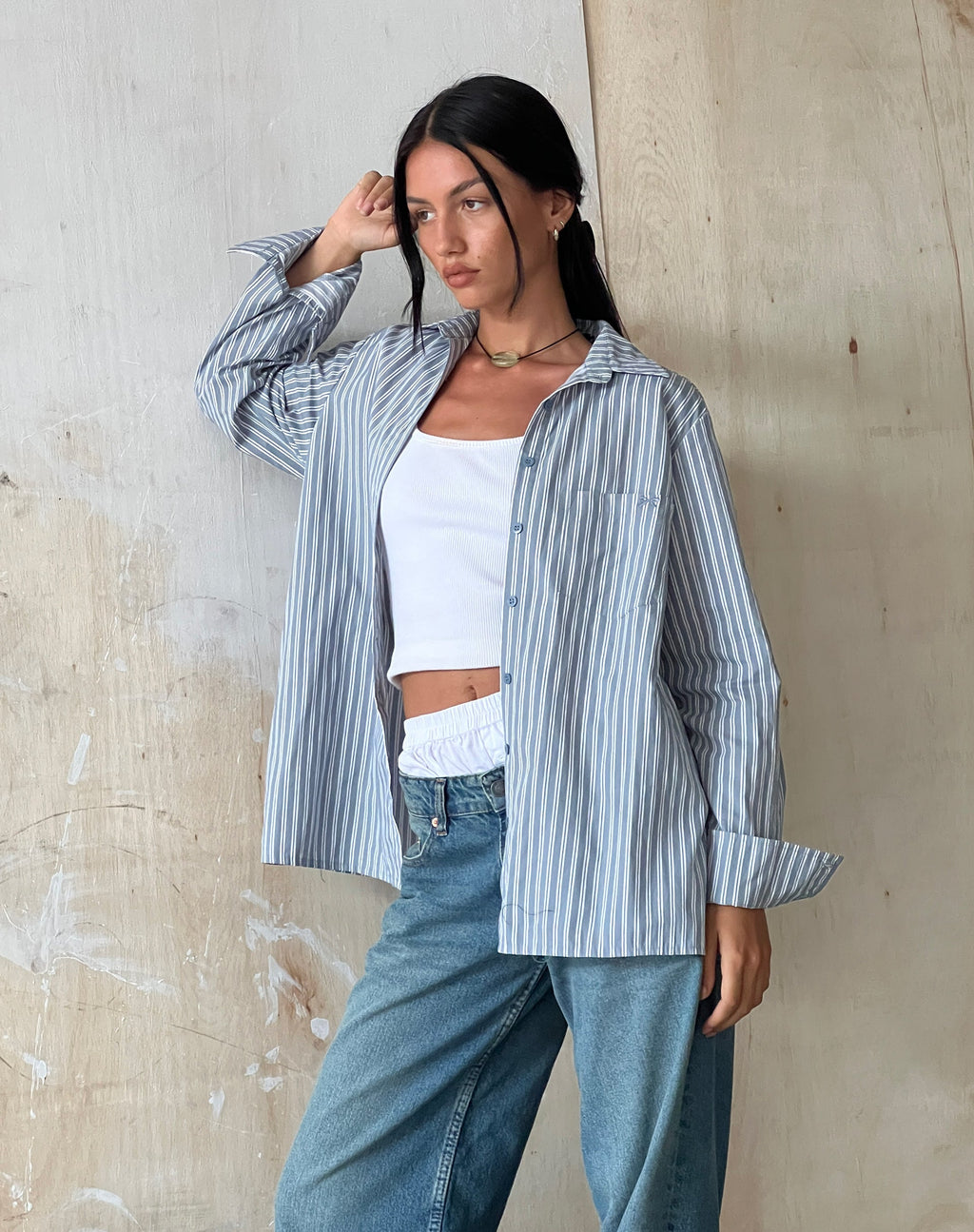 Camisa MOTEL X JACQUIE Turner de rayas grises y blancas con M bordada