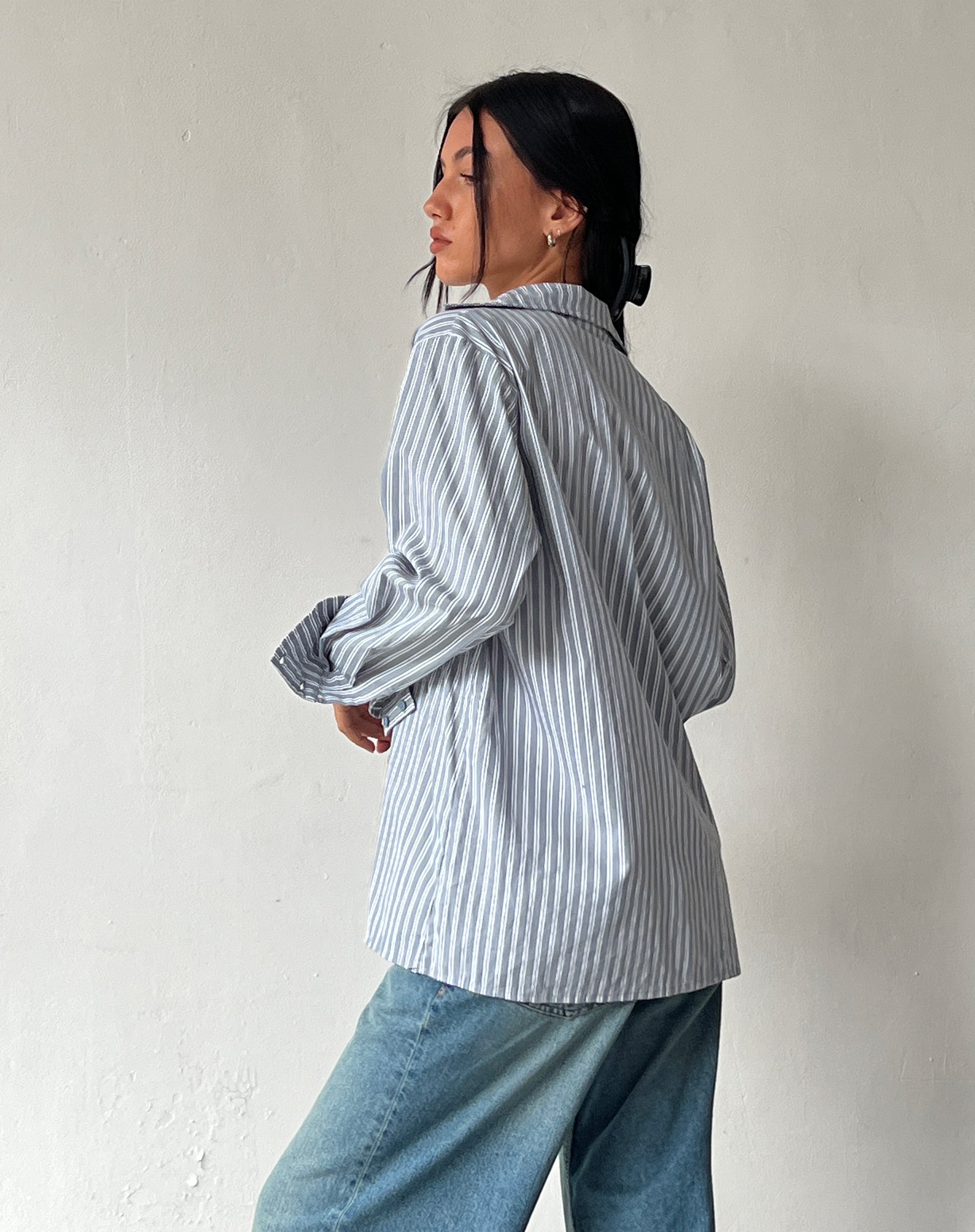 Image of MOTEL X JACQUIE Camisa Turner a rayas gris y blanca con bordado M