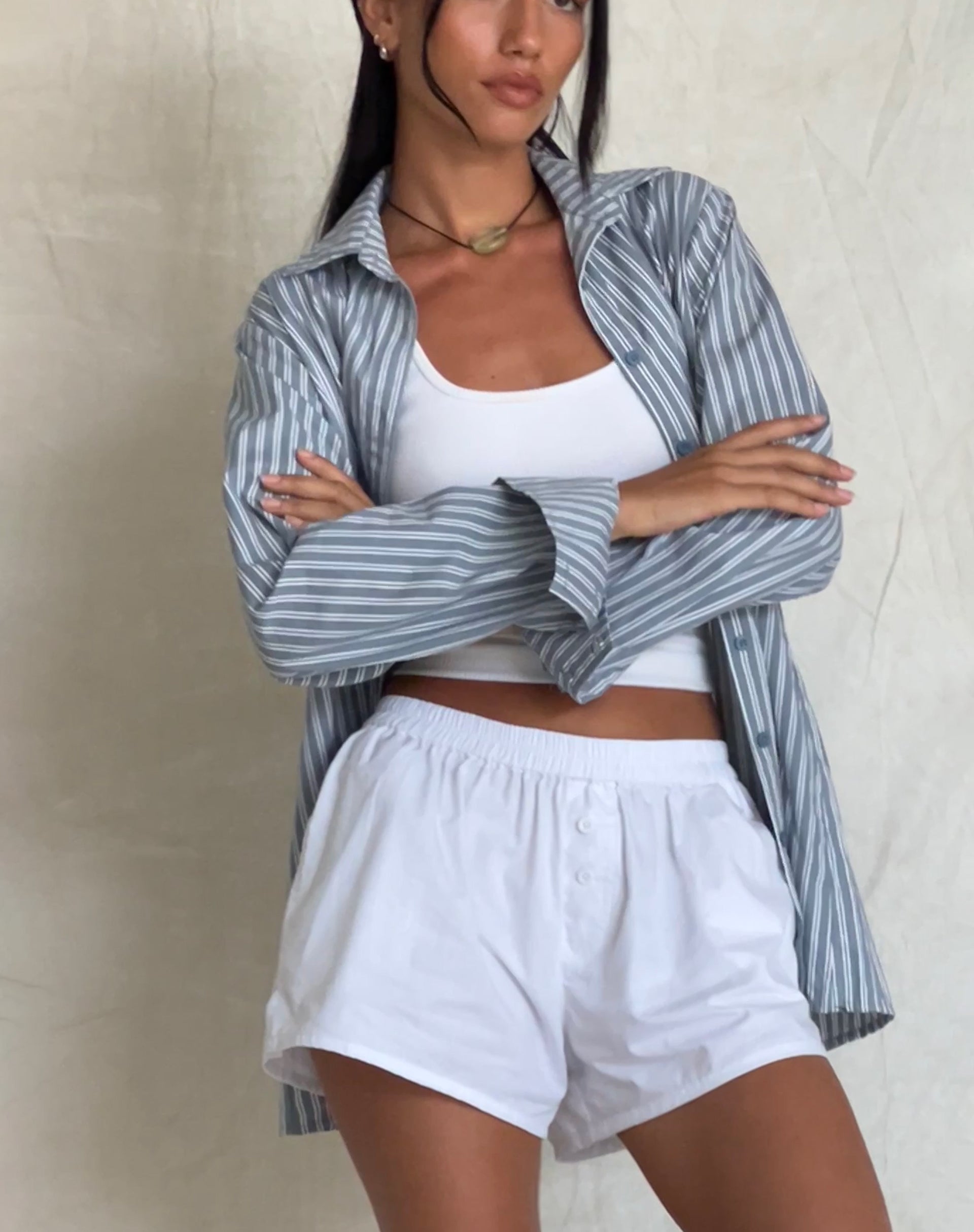 Image of MOTEL X JACQUIE Camisa Turner a rayas gris y blanca con bordado M