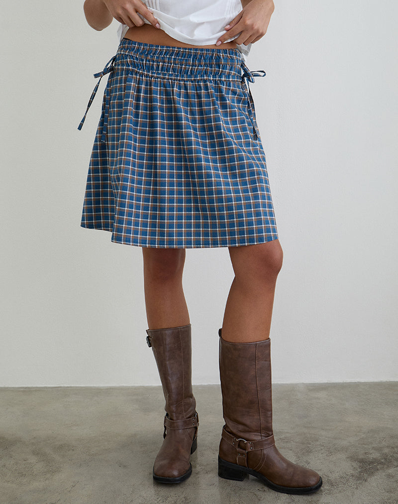 Imagen de la falda midi fruncida Khimar en azul tartán medio.