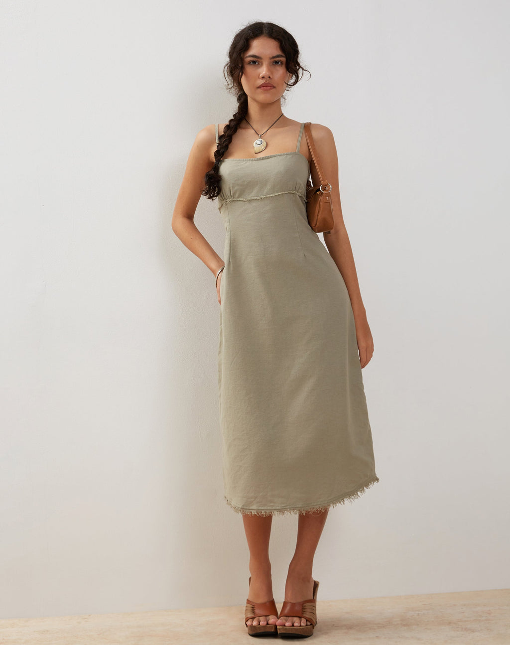 Una Vestido midi con dobladillo desgastado en lino verde pizarra