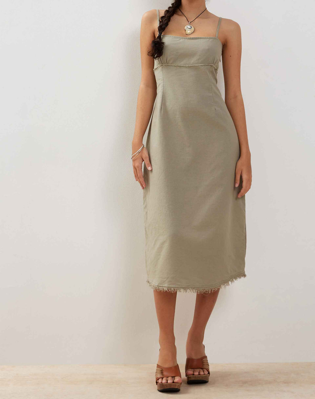 Una Vestido midi con dobladillo desgastado en lino verde pizarra