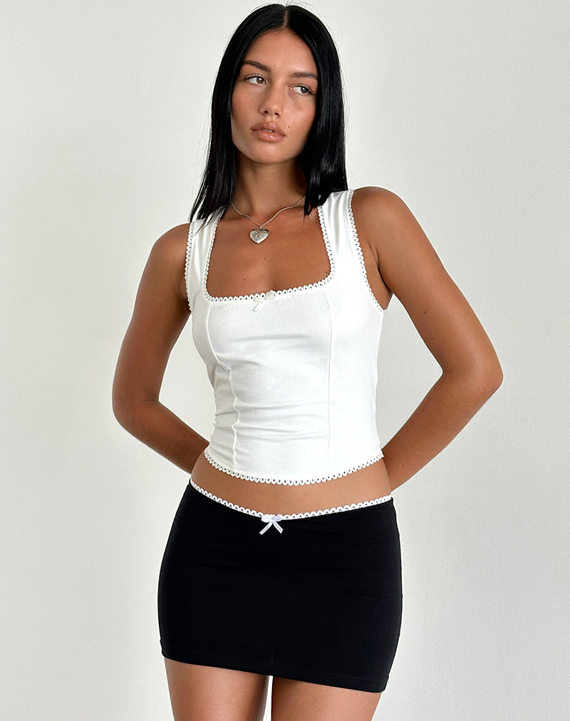 imagen de la minifalda Vadia en negro con ribete de picots blancos y lazo