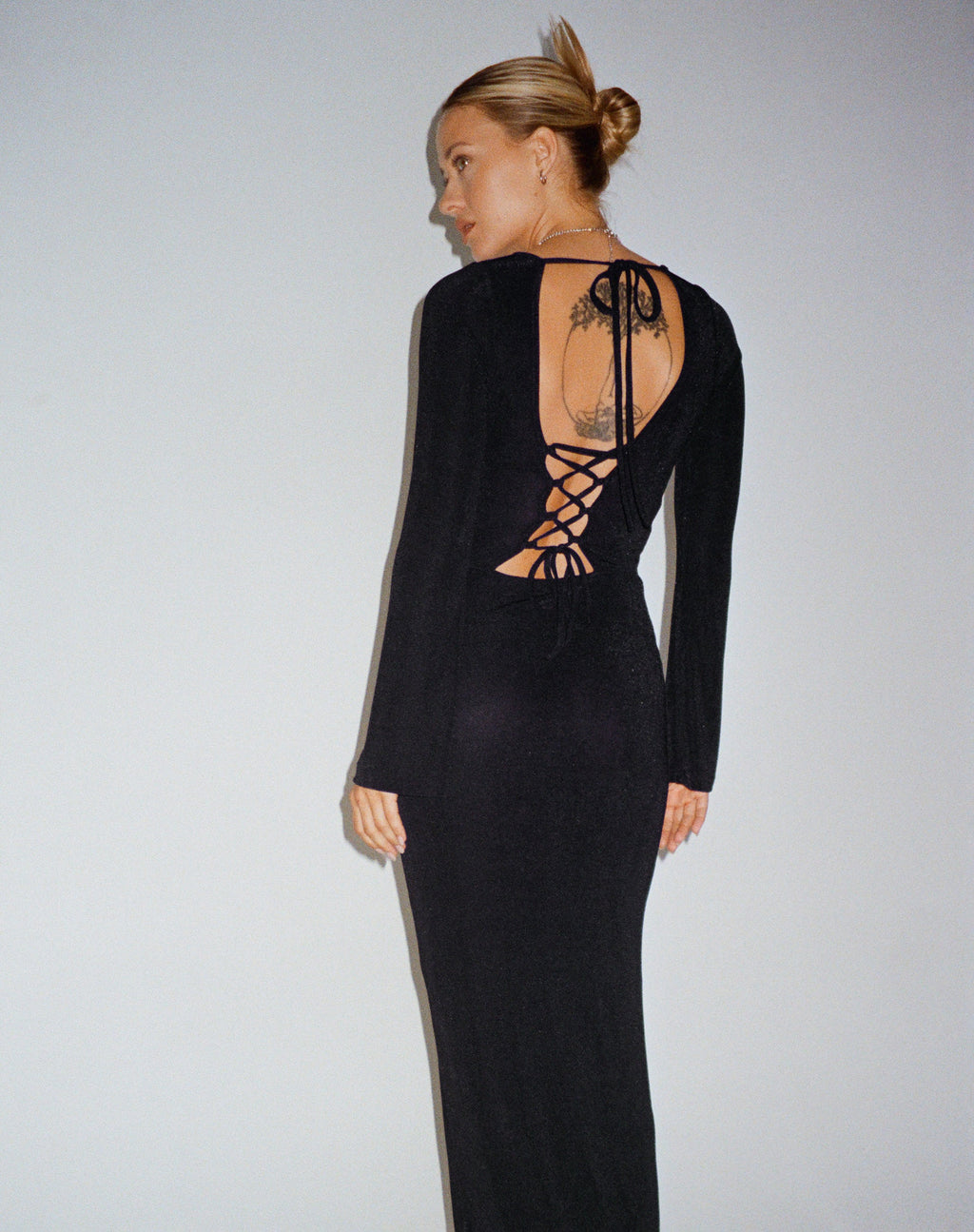 Maxivestido Varna de manga larga en negro