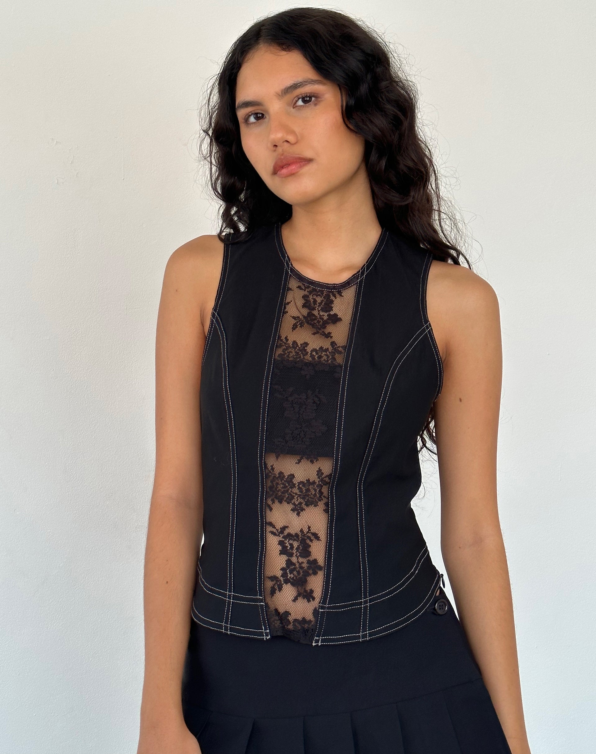 Imagen de Verbena Lace Panel Top in Black Sastrería