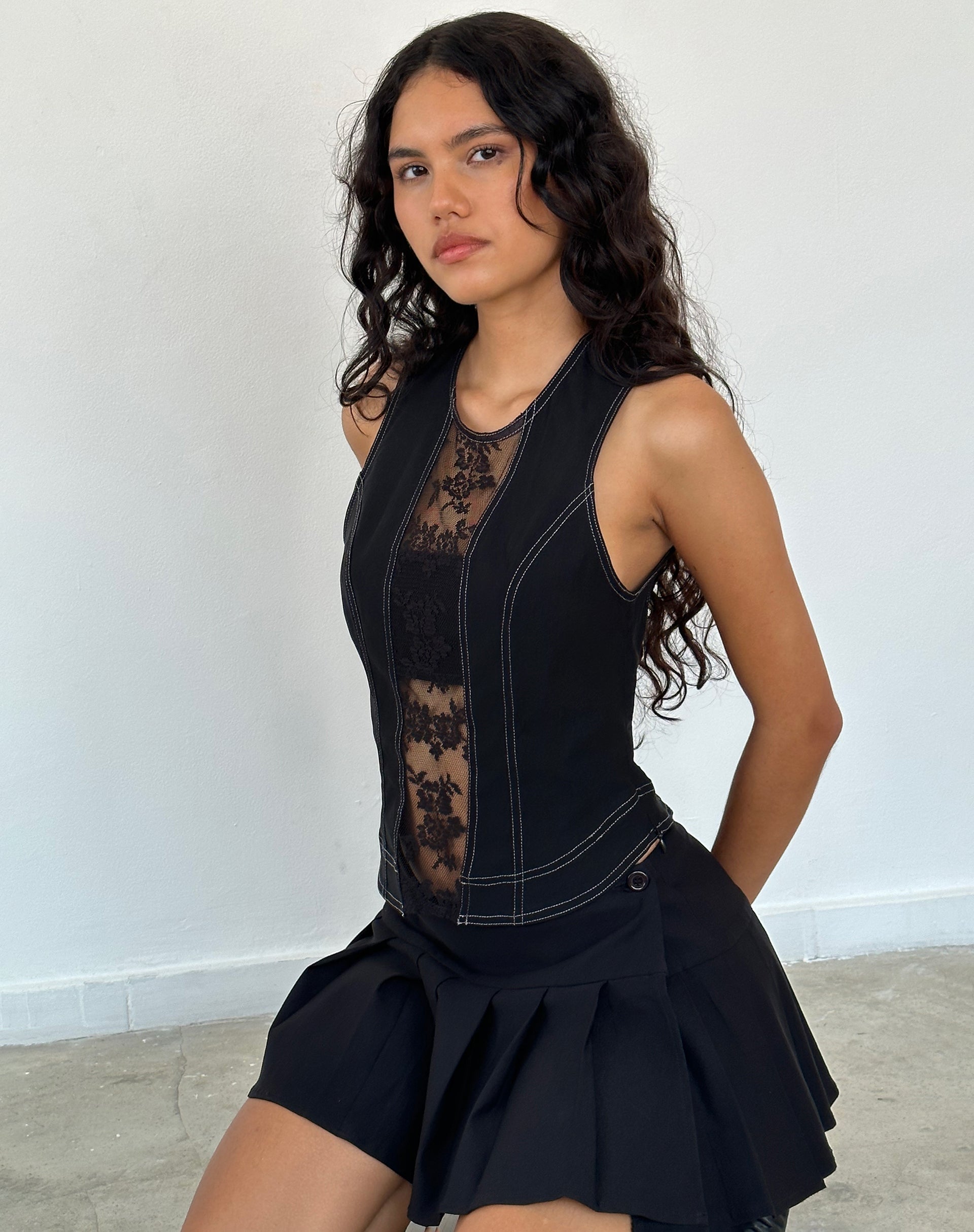 Imagen de Verbena Lace Panel Top in Black Sastrería