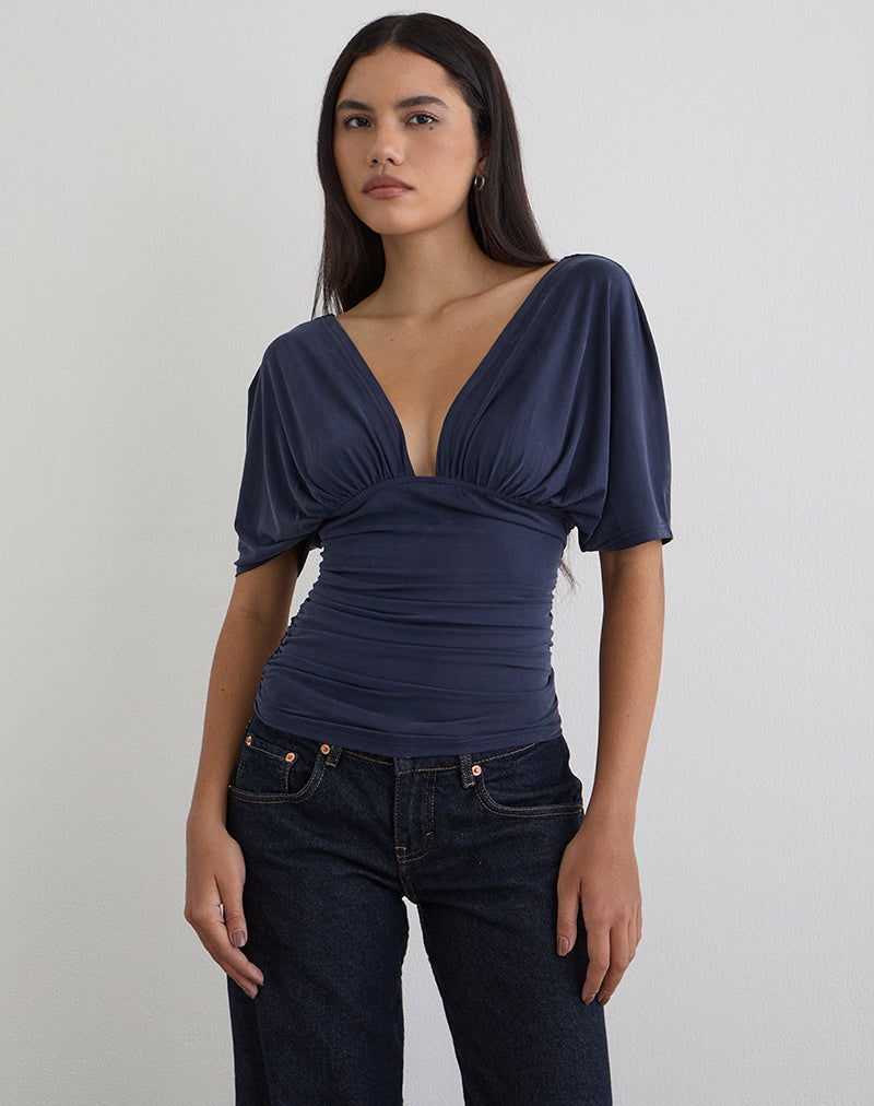 Imagen del top Vernia Plunge Batwing en cupro azul marino.