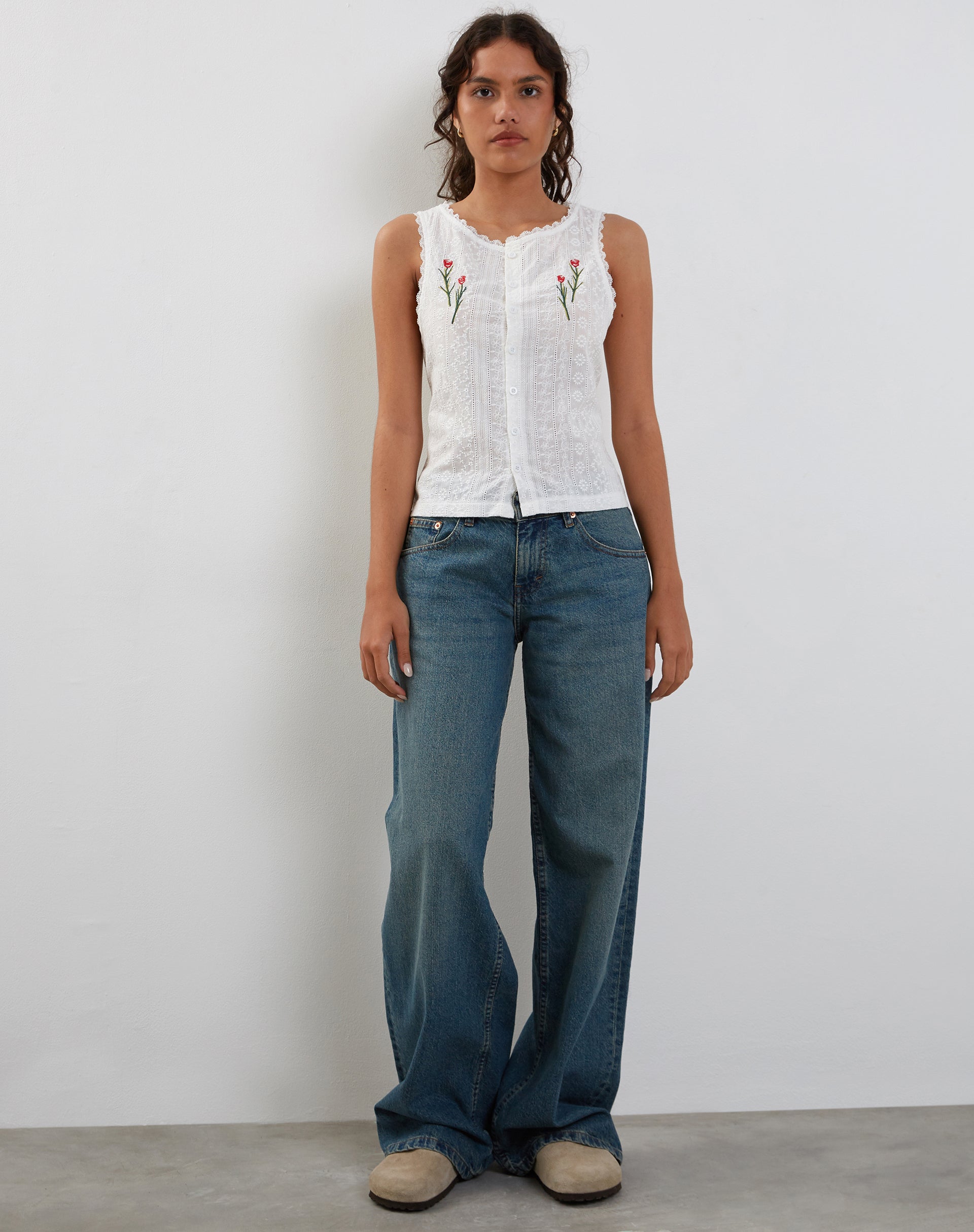 Imagen de Vezia broderie Top sin mangas en blanco con bordado de rosas