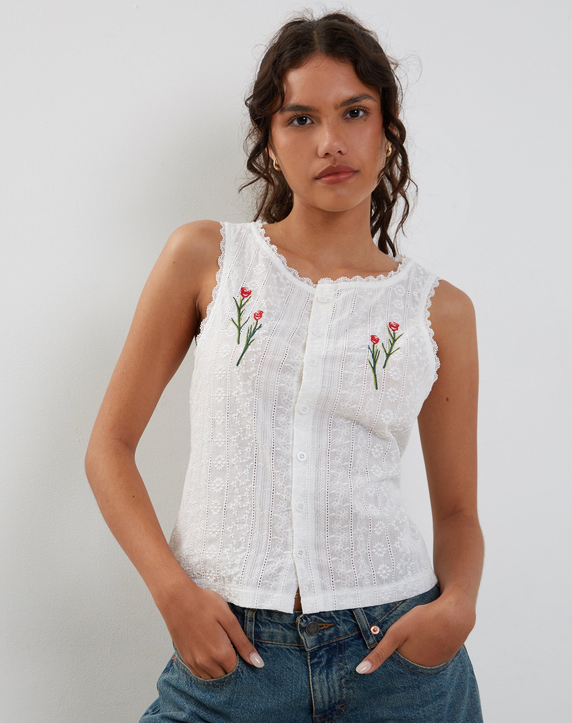 Imagen de Vezia broderie Top sin mangas en blanco con bordado de rosas