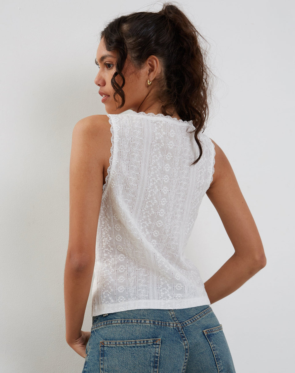 Top sin mangas Vezia Broderie en blanco con bordado de rosas