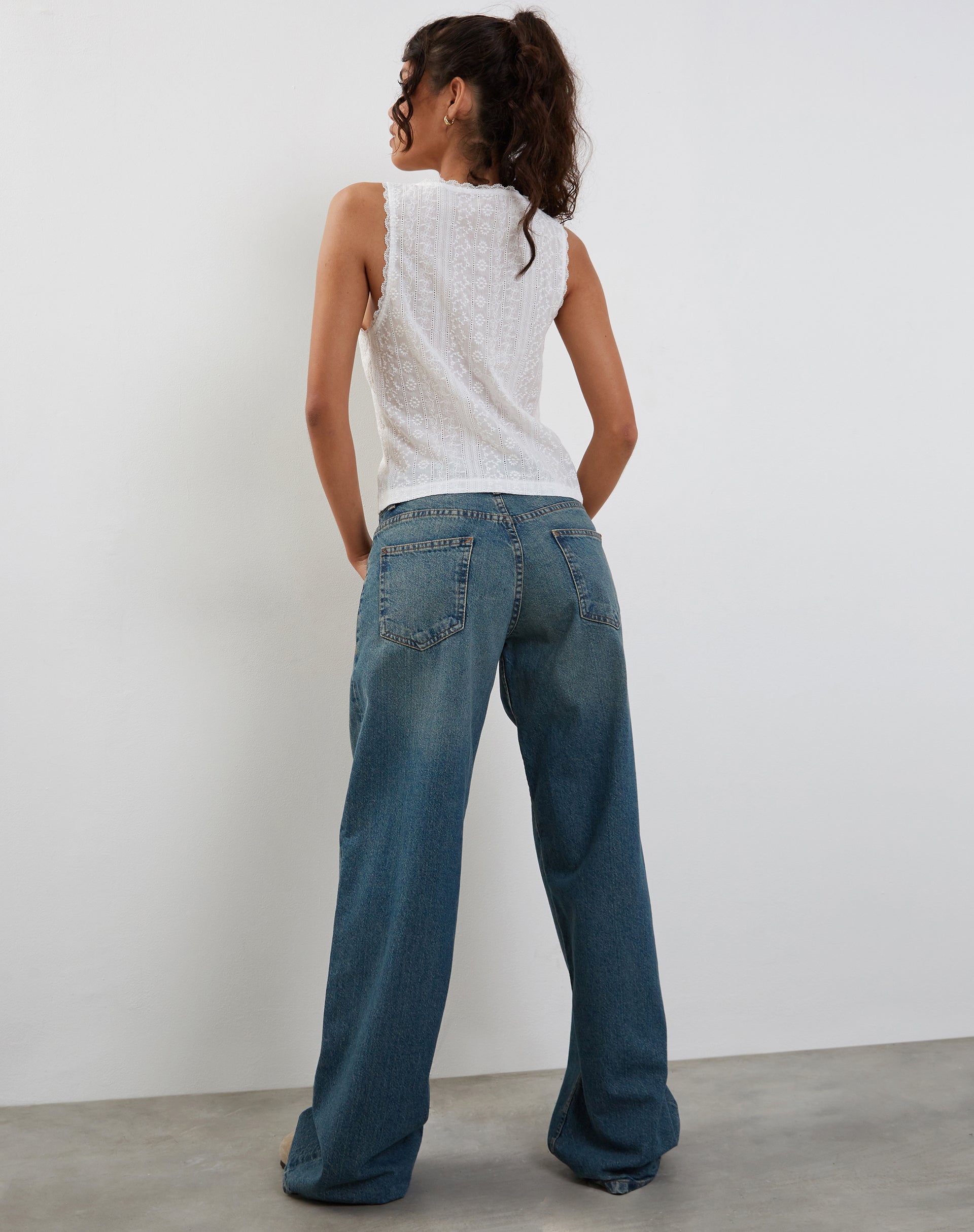 Imagen de Vezia broderie Top sin mangas en blanco con bordado de rosas