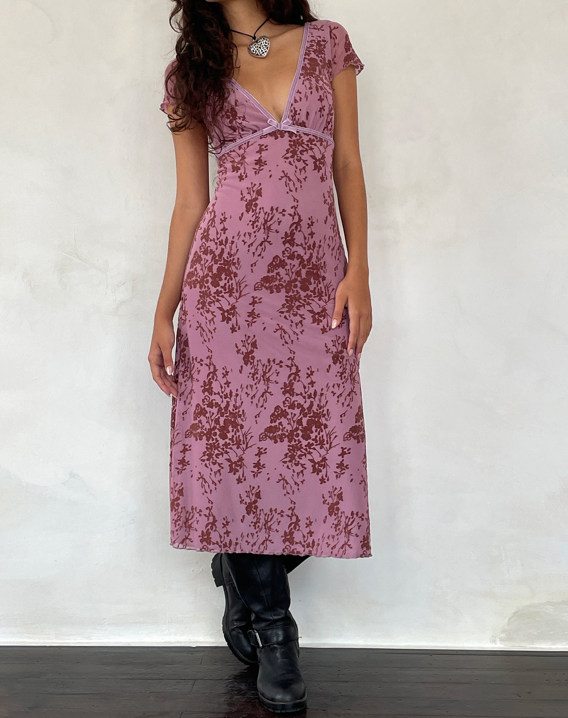 Imagen del vestido Vilinia Midi en malva botánico abstracto