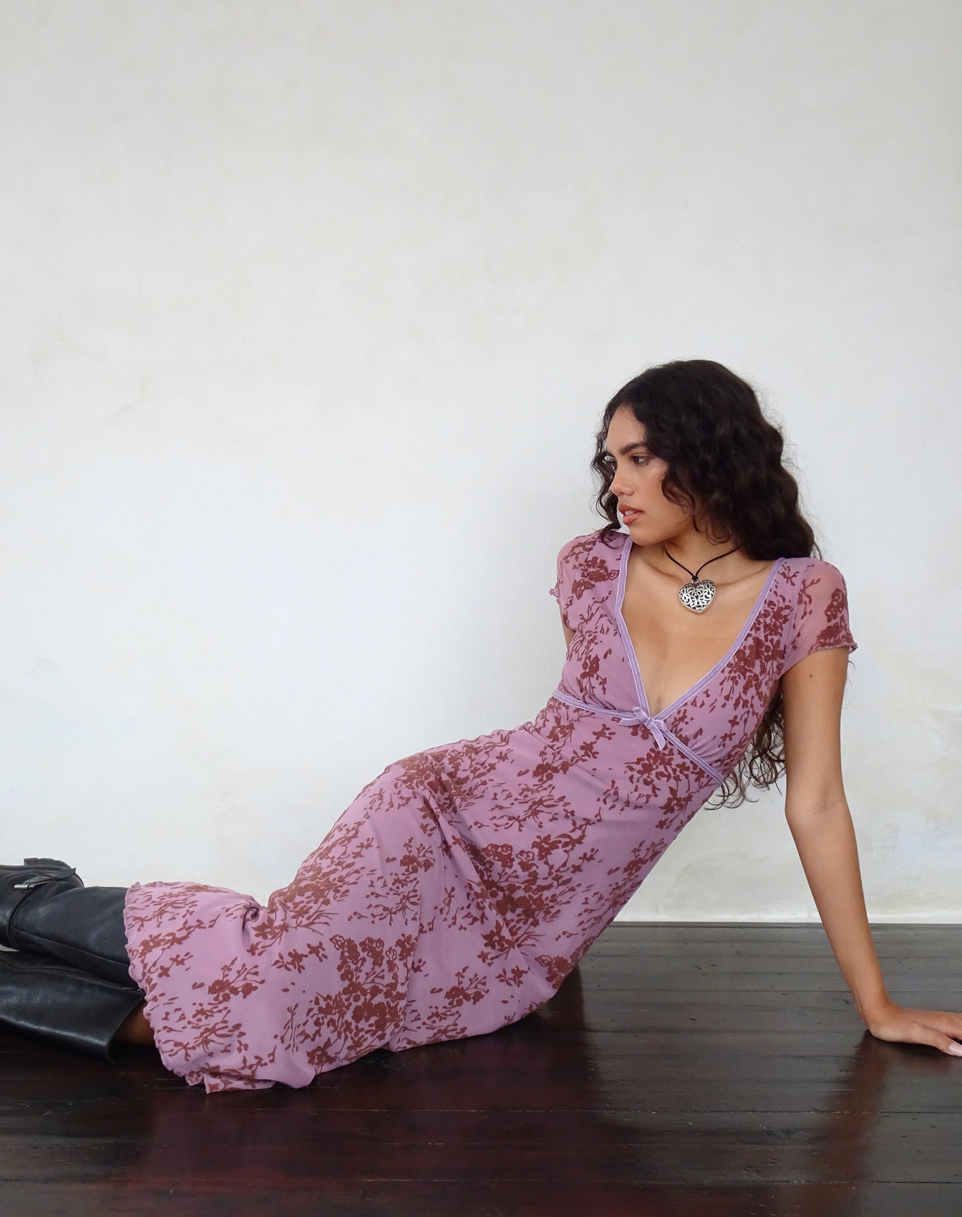 Imagen del vestido Vilinia Midi en malva botánico abstracto
