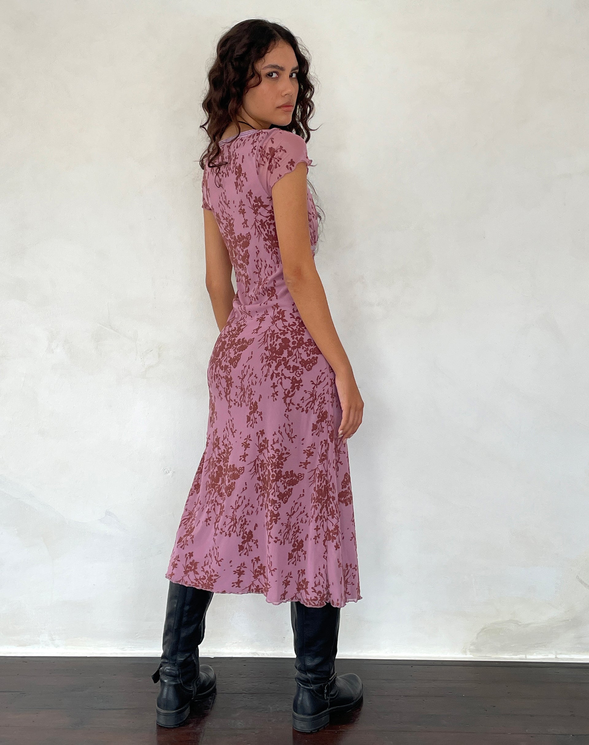 Imagen del vestido Vilinia Midi en malva botánico abstracto