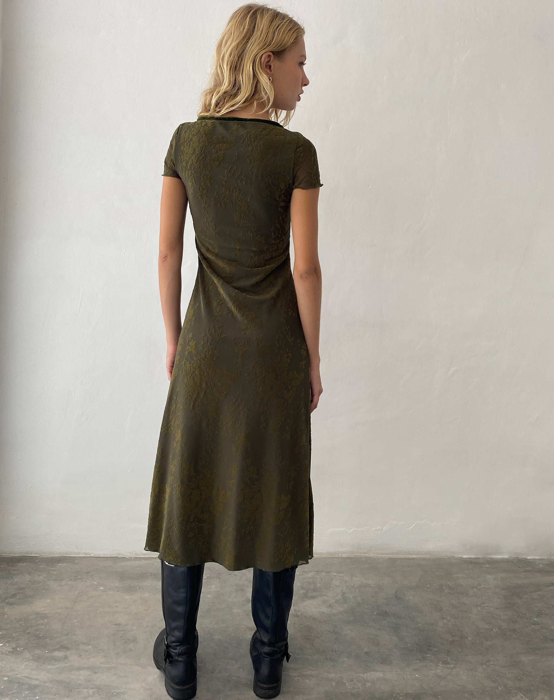 Imagen de Vilinia Vestido Midi en Abstracto Botánico Oliva Oscuro