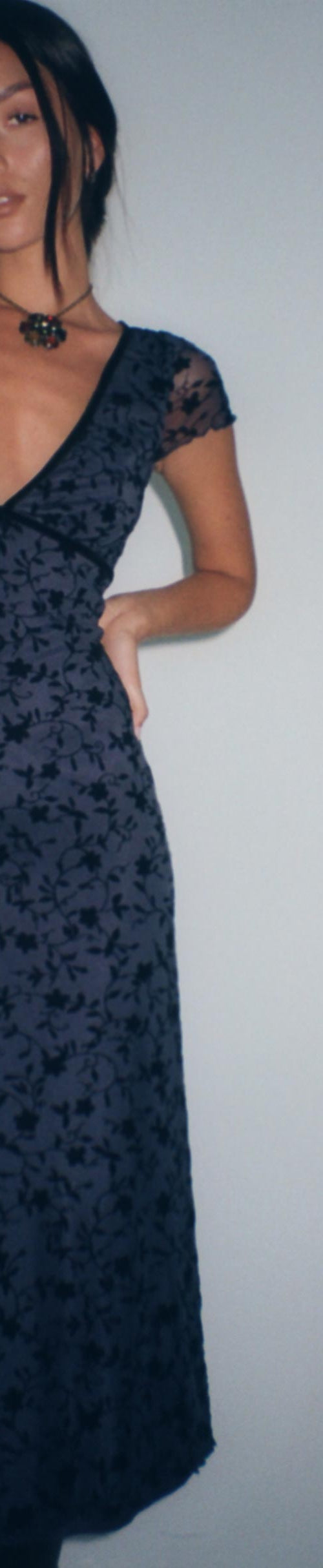 Imagen del vestido Vilinia Midi Dress in Pretty Petal Flock Negro