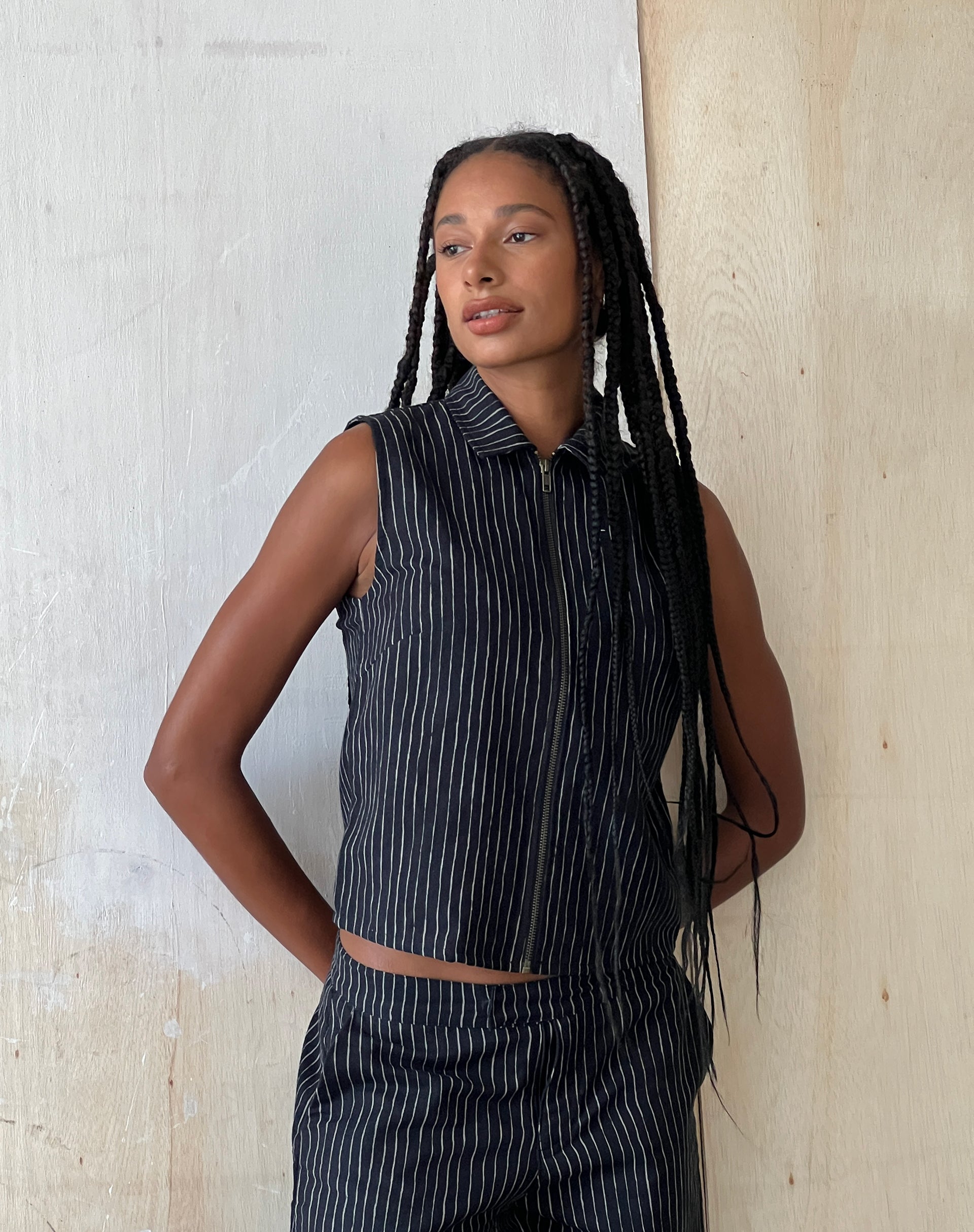 Imagen de MOTEL X JACQUIE Virago Zip Up Sleeveless Jacket in in Sketchy Stripe Negro
