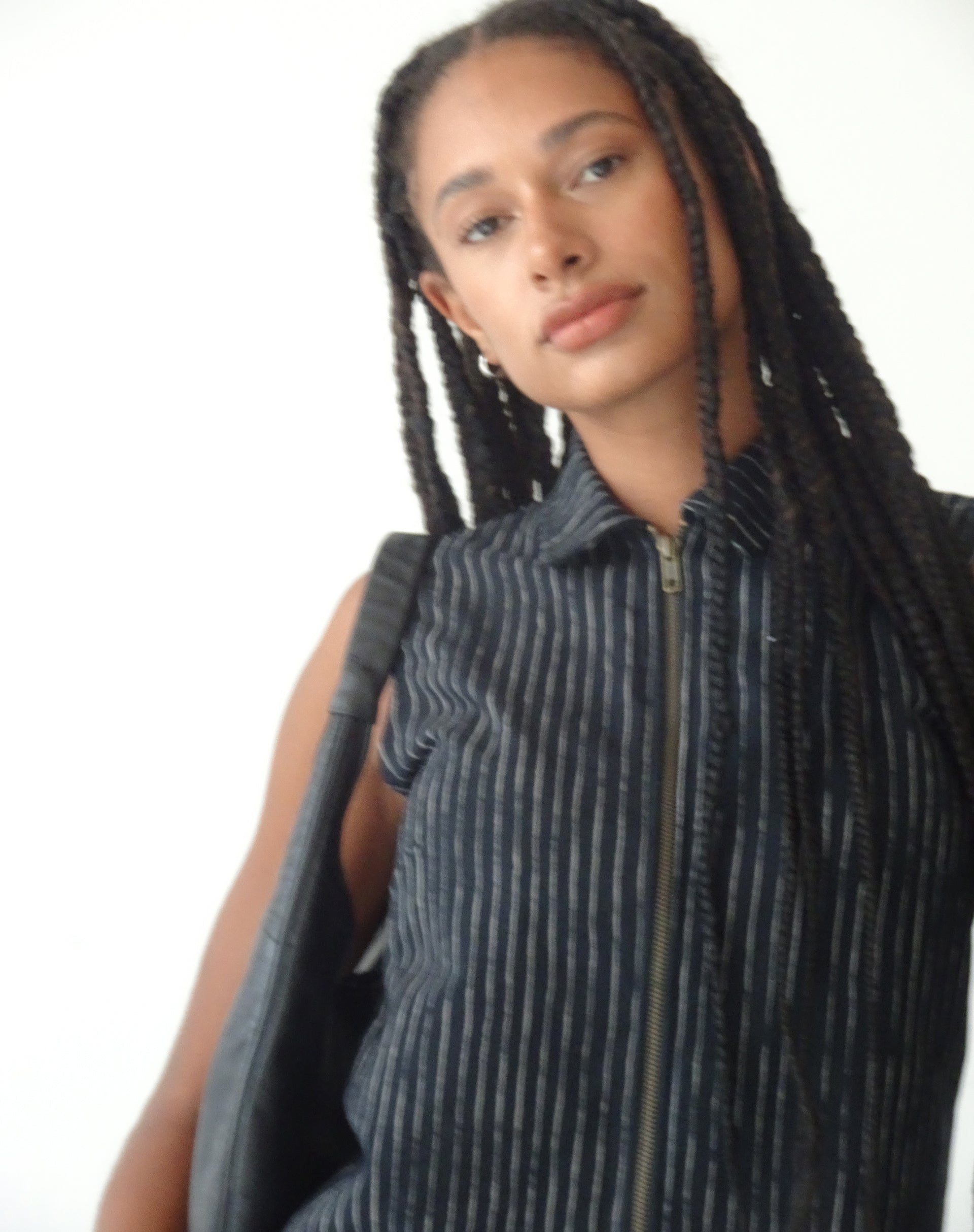 Imagen de MOTEL X JACQUIE Virago Zip Up Sleeveless Jacket in in Sketchy Stripe Negro