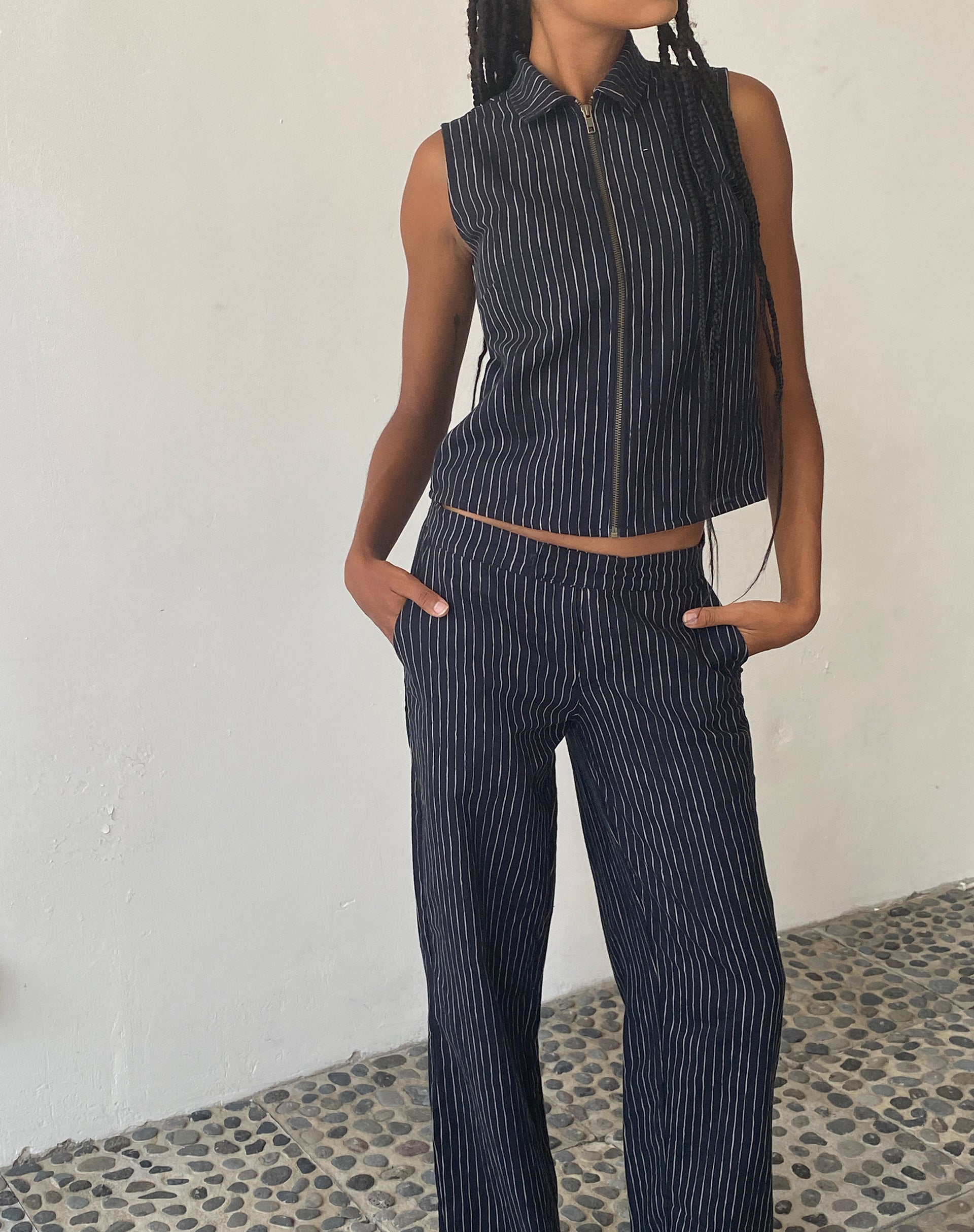 Imagen de MOTEL X JACQUIE Virago Zip Up Sleeveless Jacket in in Sketchy Stripe Negro