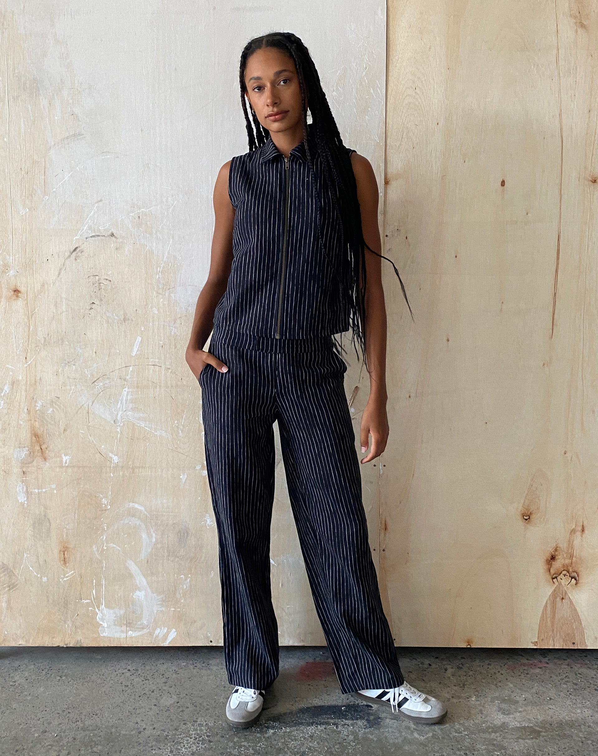 Imagen de MOTEL X JACQUIE Virago Zip Up Sleeveless Jacket in in Sketchy Stripe Negro