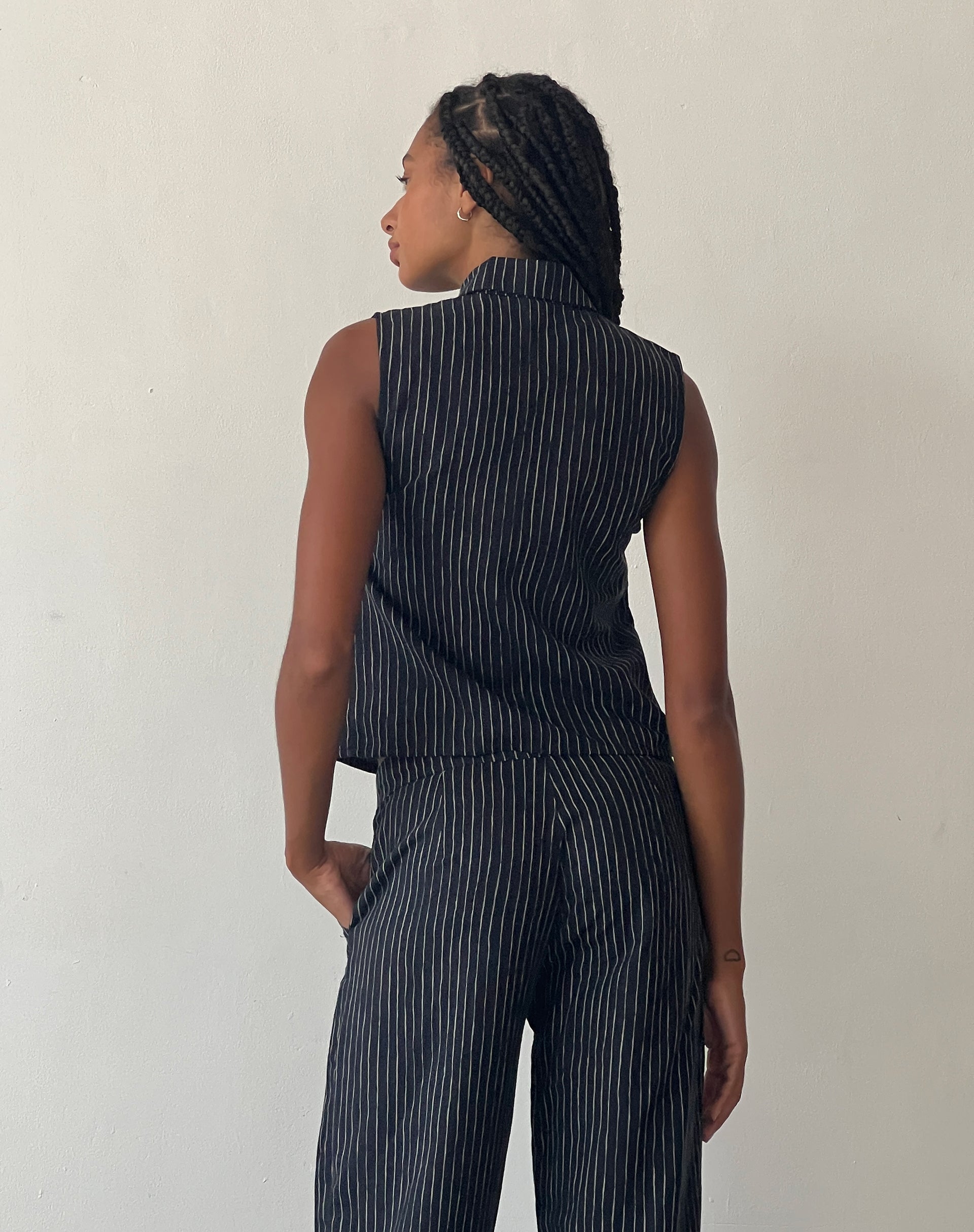 Imagen de MOTEL X JACQUIE Virago Zip Up Sleeveless Jacket in in Sketchy Stripe Negro