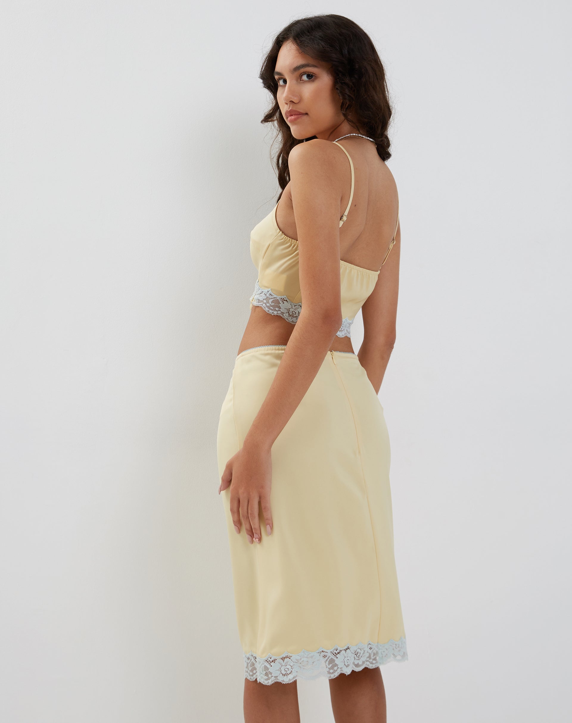 Imagen de Virni Cami Crop Top en satén amarillo pálido