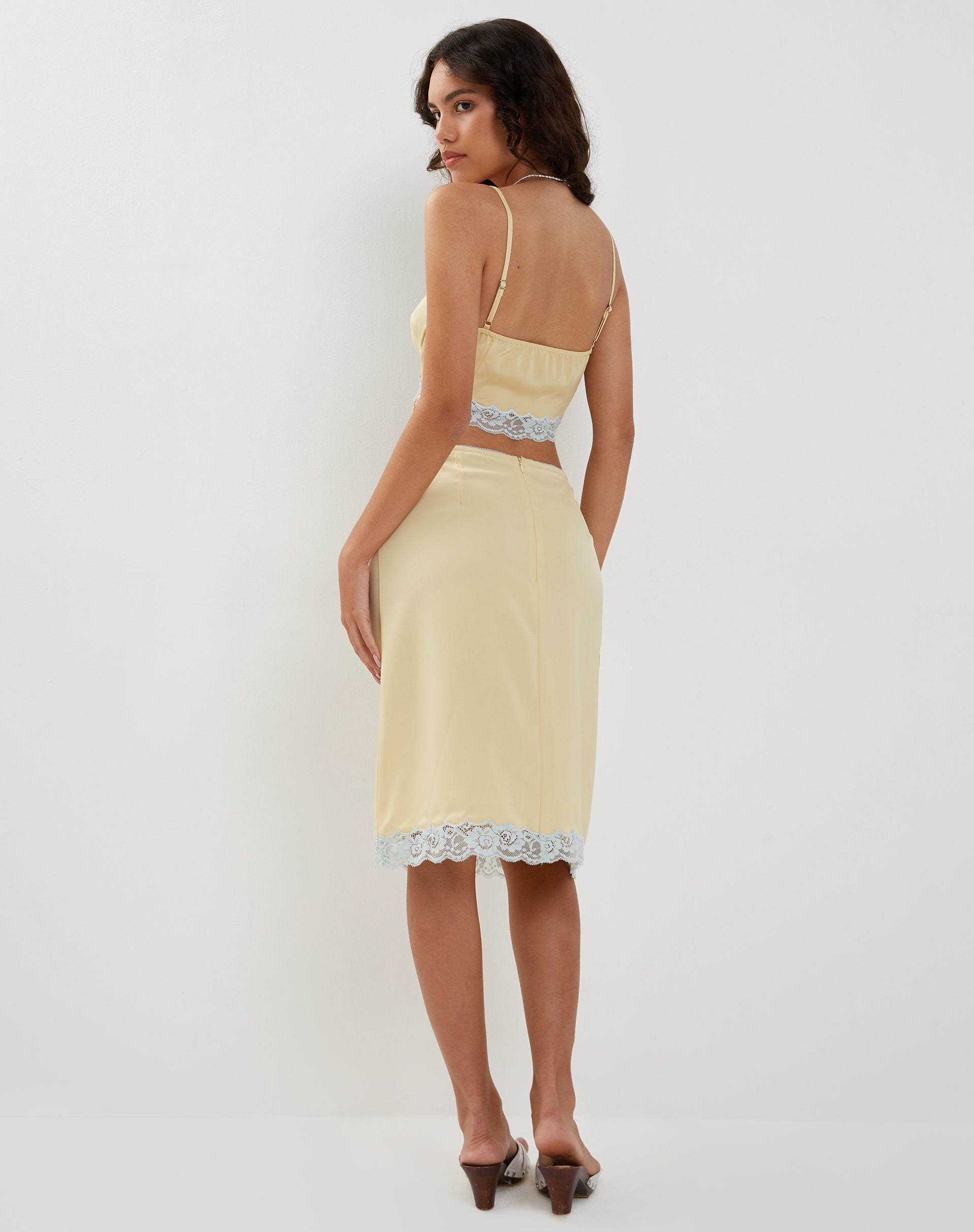 Imagen de Virni Cami Crop Top en satén amarillo pálido