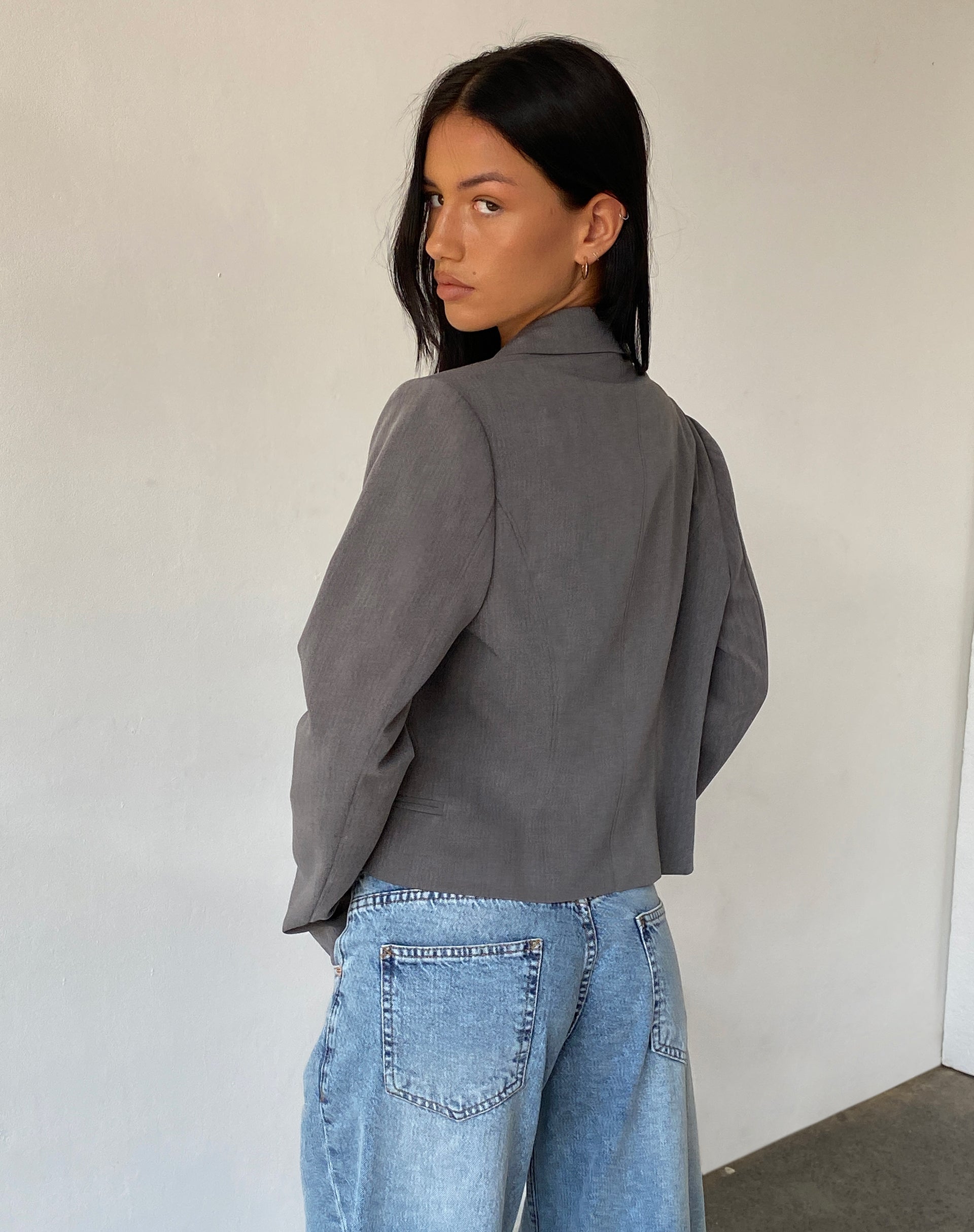 imagen de Walid Cropped Blazer en Tailoring Charcoal